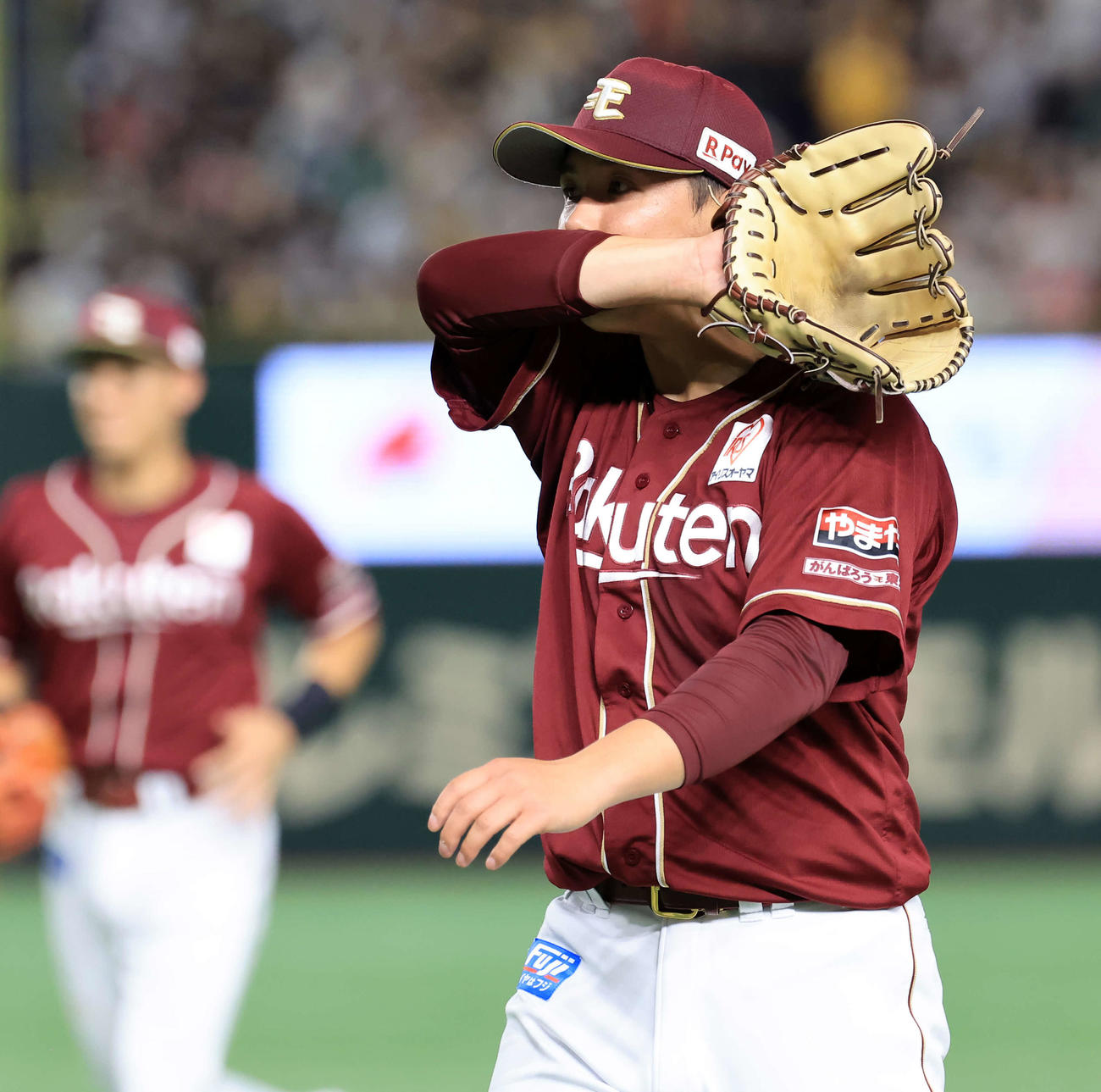 楽天対ソフトバンク　2回表ソフトバンクに先制を許した藤井は汗をぬぐいながらベンチに戻る（撮影・浅見桂子）