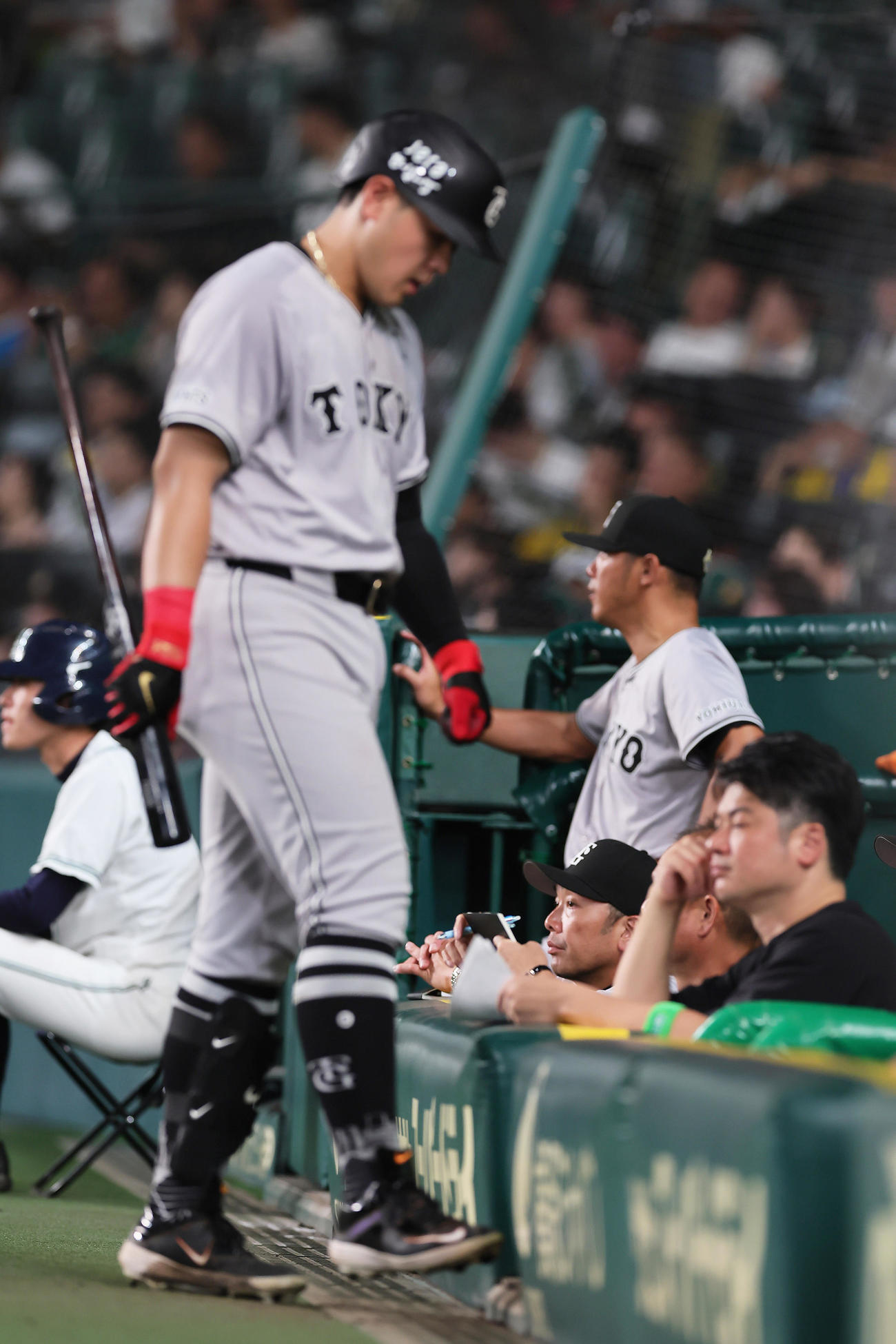 阪神対巨人　9回表巨人無死、中飛に倒れた岡本和（左）。手前中央は阿部監督（撮影・足立雅史）