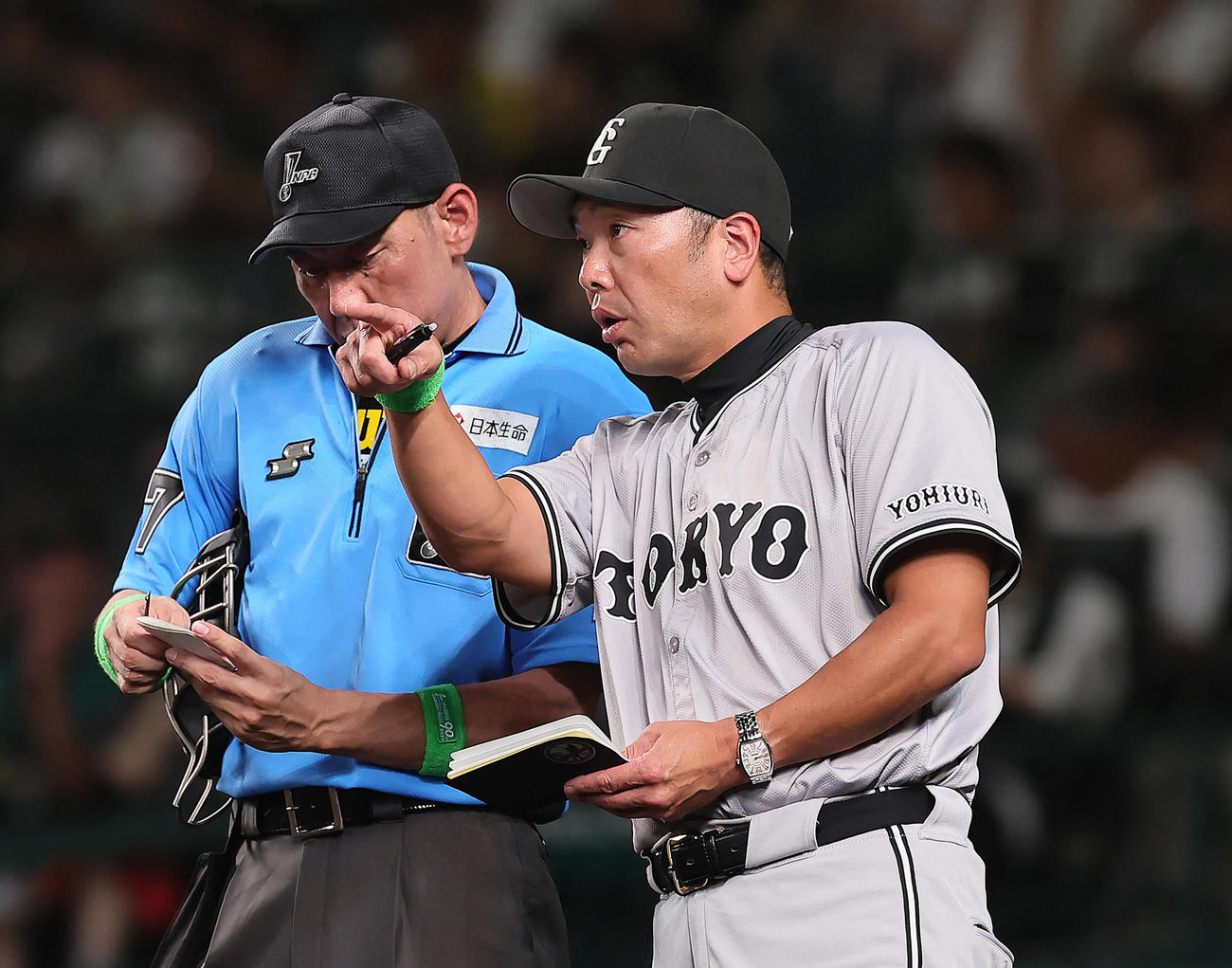 阪神対巨人　選手交代を告げる巨人阿部監督（撮影・足立雅史）