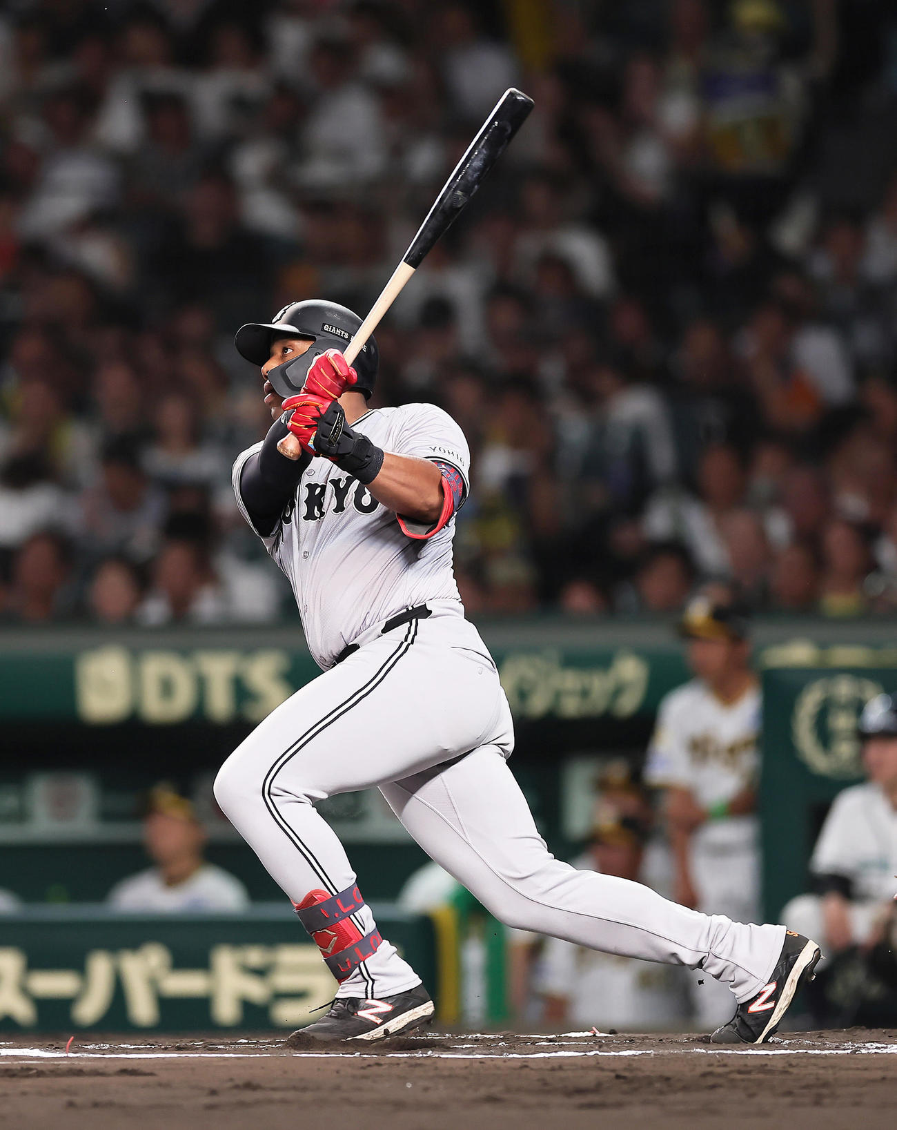 阪神対巨人　6回表巨人無死、代打オコエは中越えソロ本塁打を放つ（撮影・足立雅史）