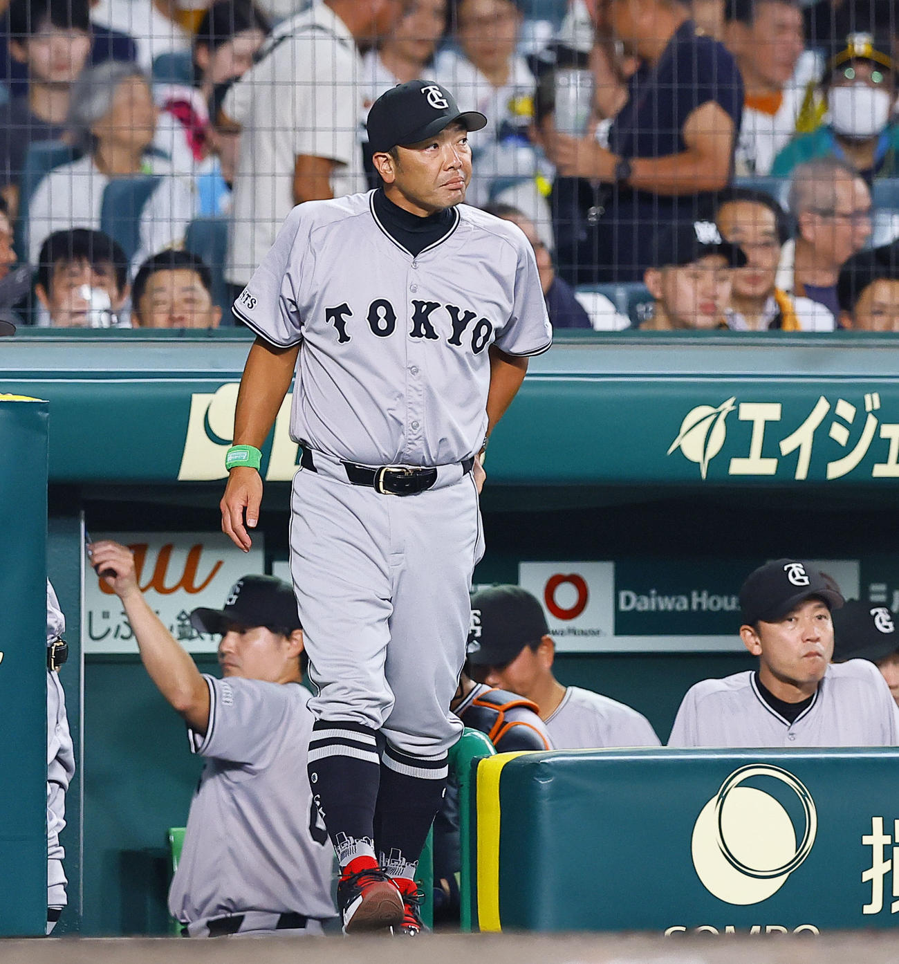 阪神対巨人　8回、交代を告げるためベンチを出る巨人阿部監督（撮影・藤尾明華）