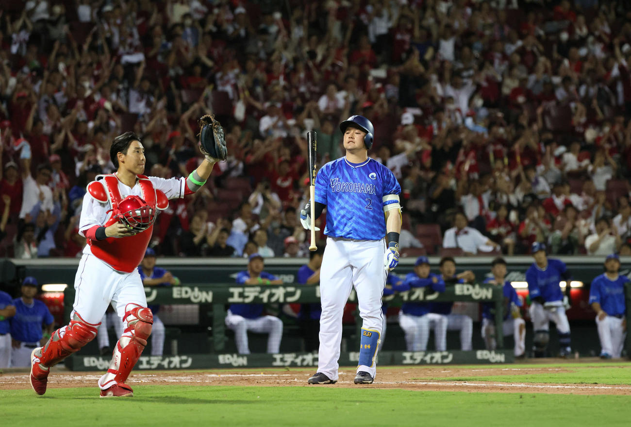 広島対DeNA 9回表DeNA2死一、二塁、最後の打者となった牧は一邪飛に倒れる（撮影・加藤孝規）