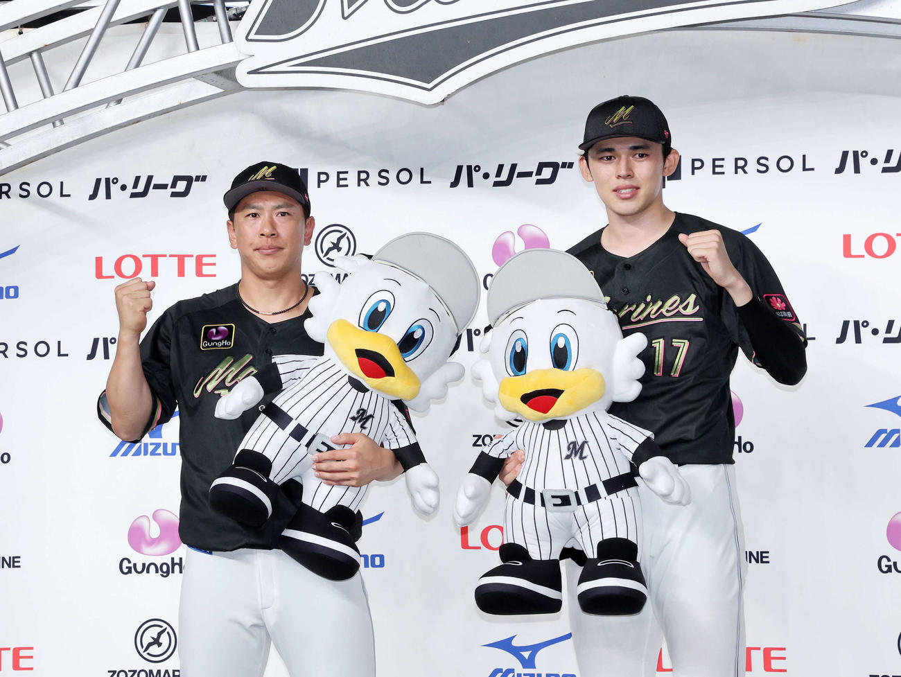 ロッテ対西武　勝利しガッツポーズするロッテ角中（左）と佐々木（撮影・鈴木正人）