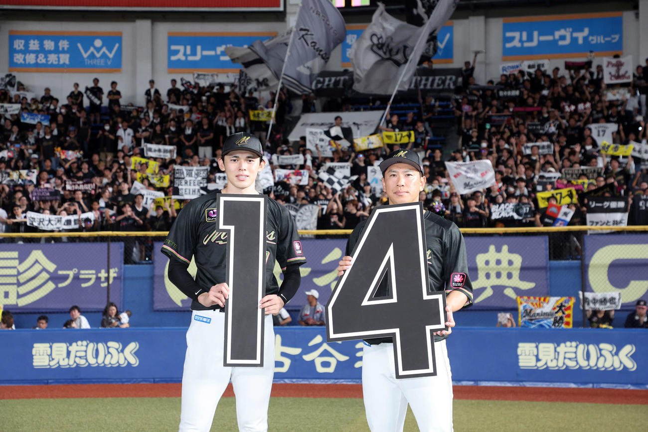 ロッテ対西武　西武に14連勝しボードを持つロッテ佐々木（左）と角中（撮影・鈴木正人）