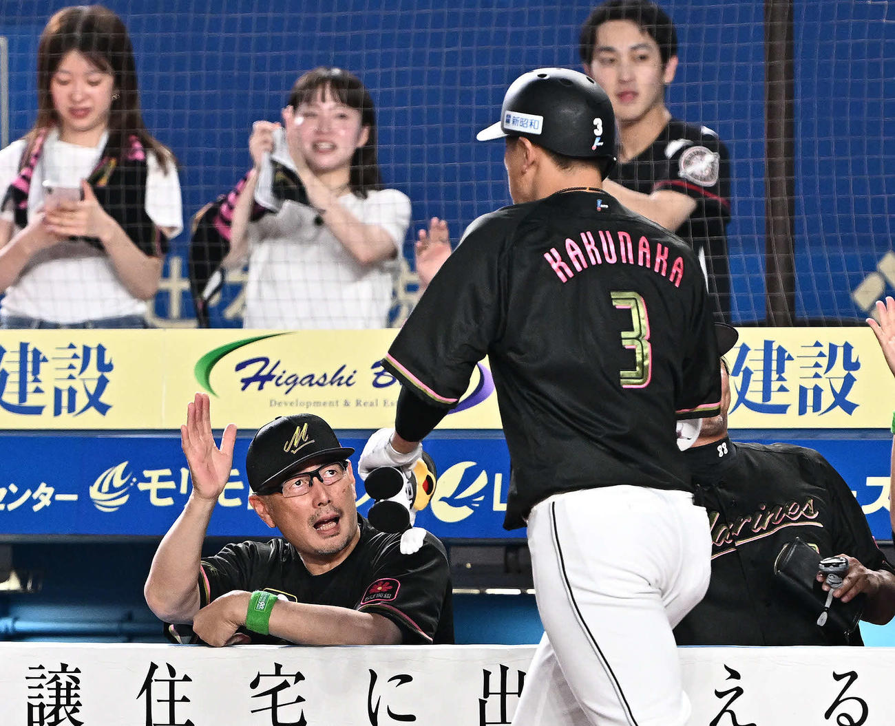 ロッテ対西武　4回裏ロッテ2死一塁、先制2点本塁打を放った角中（手前）を迎える吉井監督（撮影・滝沢徹郎）