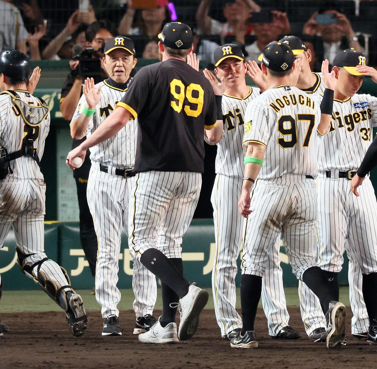 阪神対巨人　巨人に勝利しビーズリーらナインを迎える岡田監督（撮影・加藤哉）