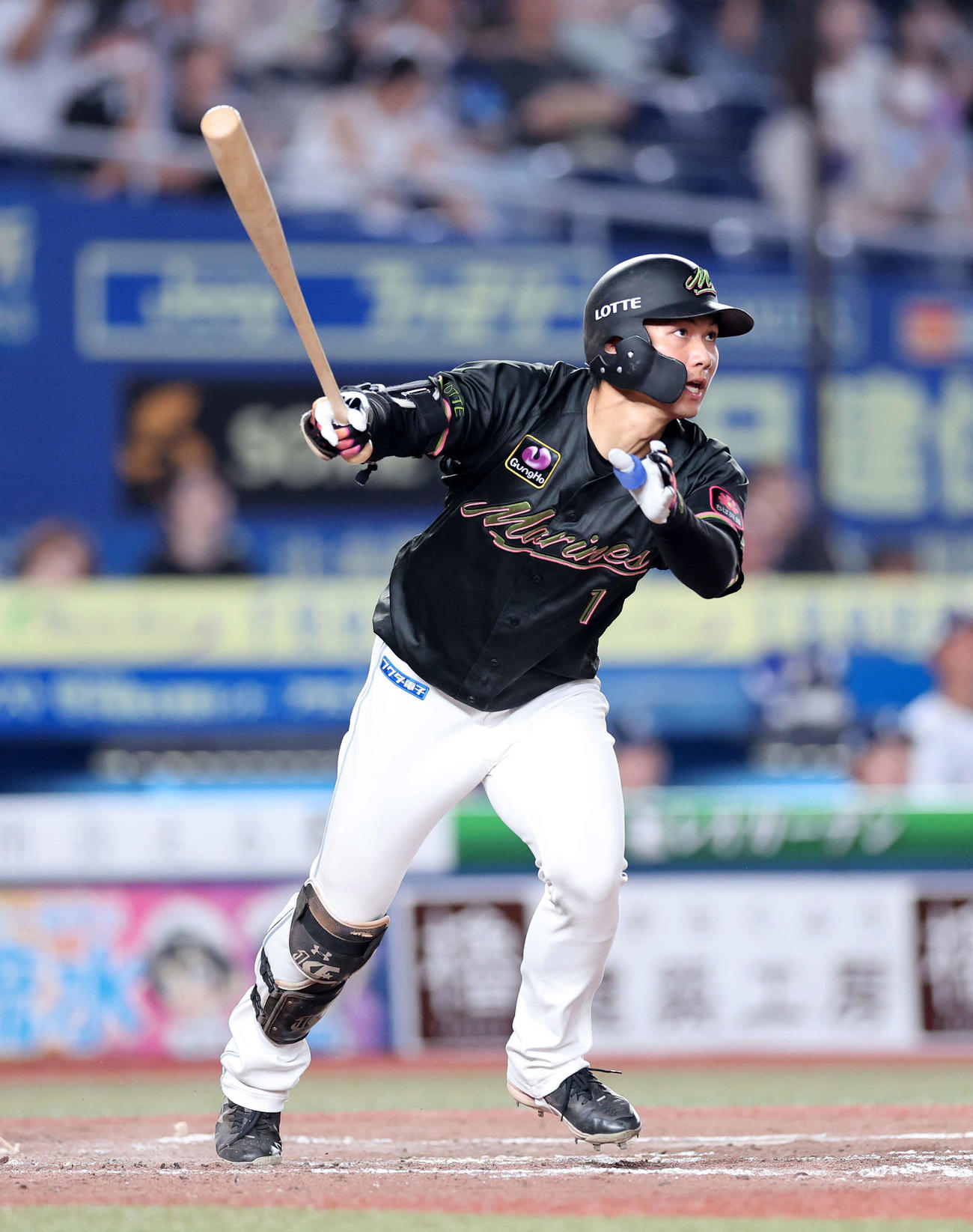 ロッテ対西武　5回裏ロッテ無死、藤原は右越えソロ本塁打を放つ（撮影・鈴木正人）