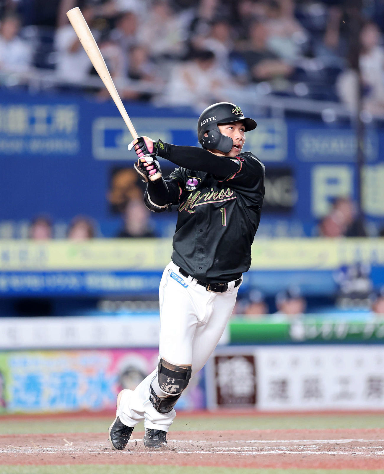 ロッテ対西武　5回裏ロッテ無死、藤原は右越えソロ本塁打を放つ（撮影・鈴木正人）