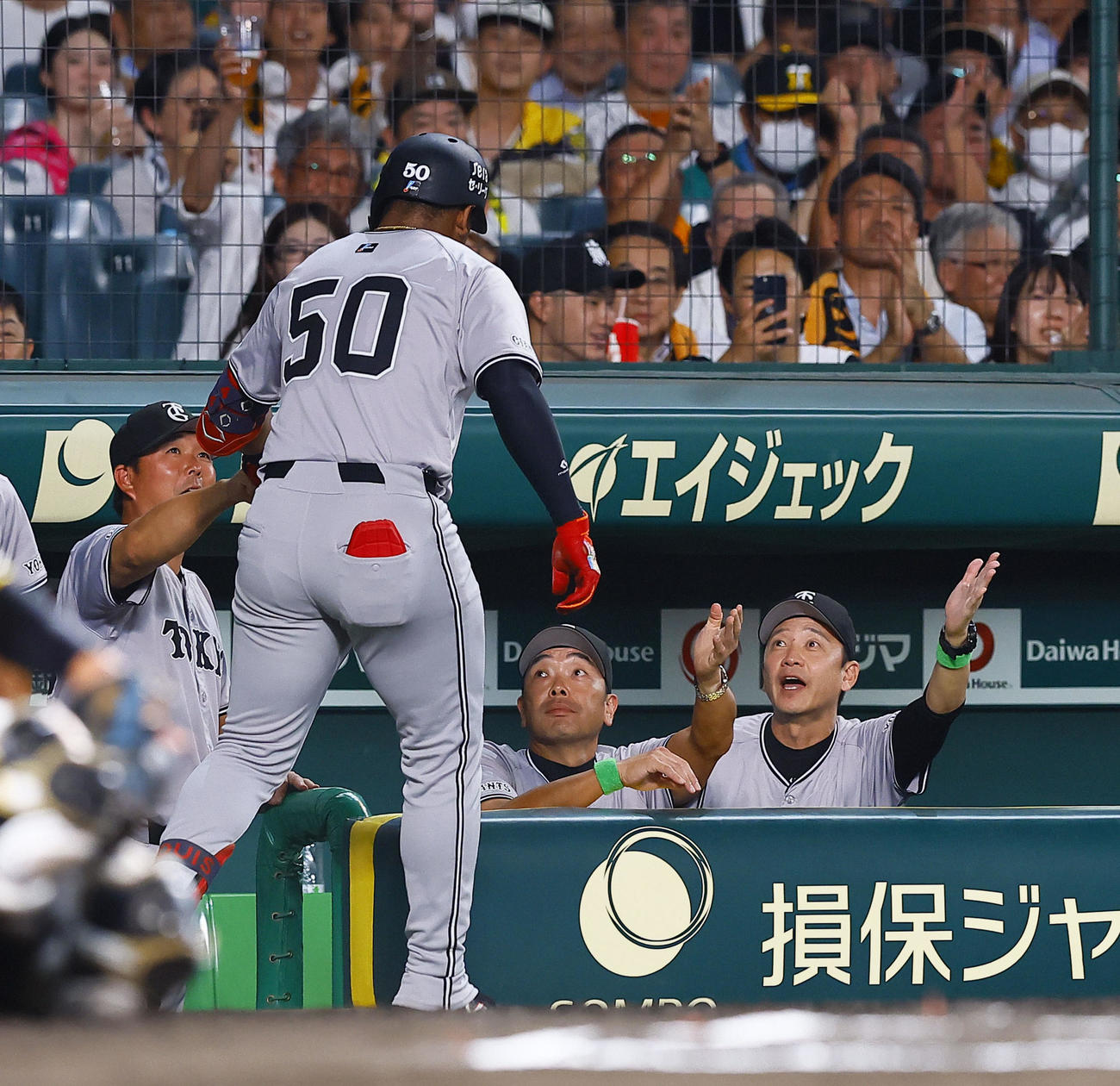 阪神対巨人　6回表巨人無死、中越え本塁打を放ったオコエを出迎える阿部監督（右から2人目）（撮影・藤尾明華）