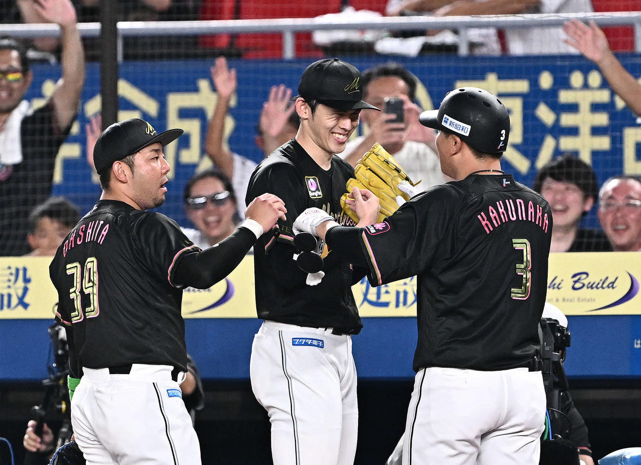ロッテ対西武　4回裏ロッテ2死一塁、先制2点本塁打を放った角中（右）を笑顔で迎える佐々木（中央）（撮影・滝沢徹郎）