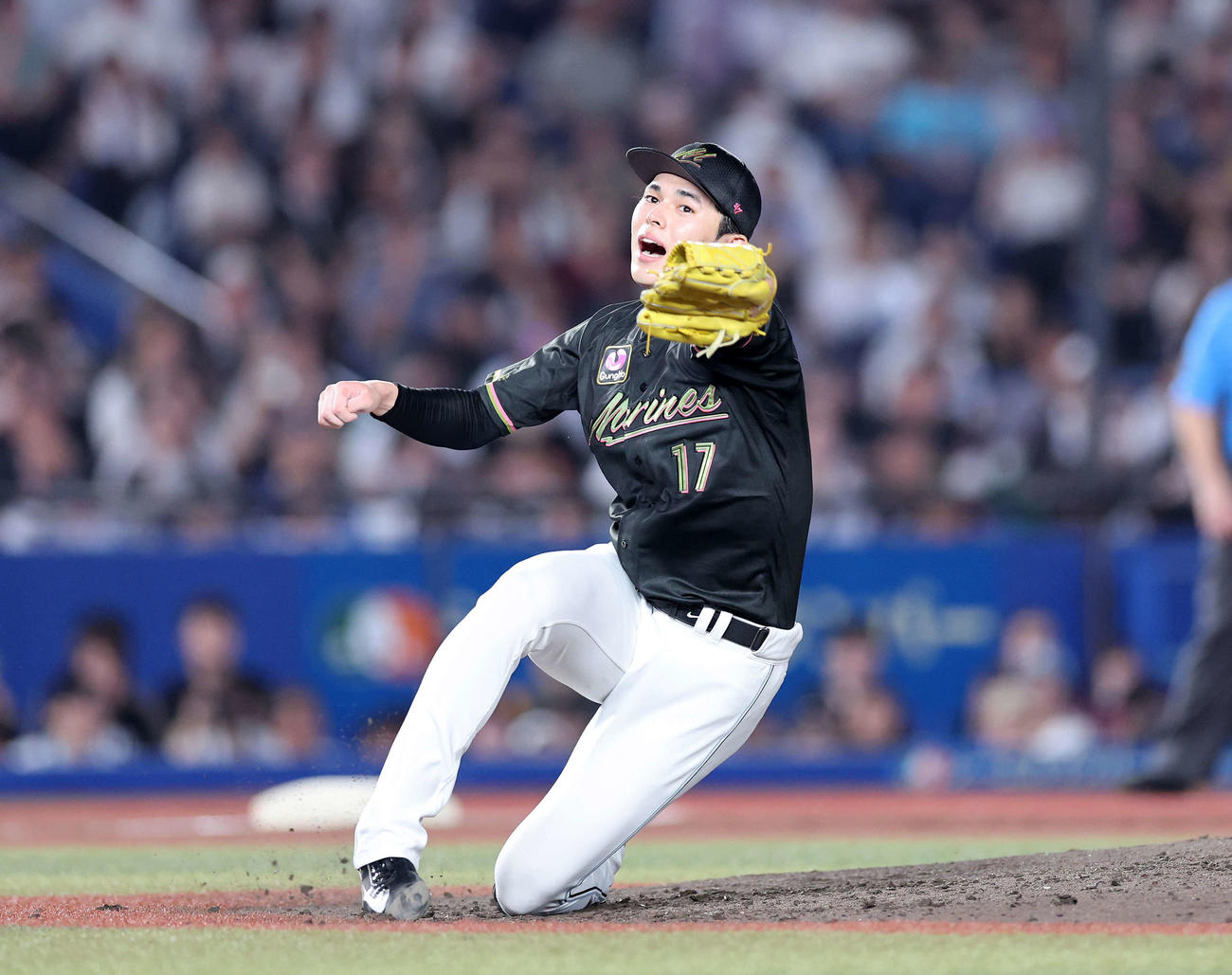 ロッテ対西武　5回表西武2死二塁、鈴木の打球に反応するが捕れないロッテ佐々木、適時打になる（撮影・鈴木正人）