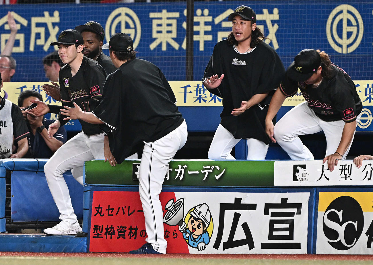 ロッテ対西武　勝利を飾り拍手するロッテ佐々木（左）ら選手たち（撮影・滝沢徹郎）