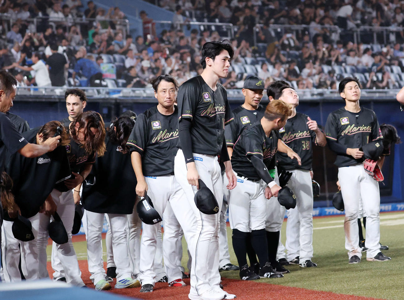 ロッテ対西武　勝利しファンにあいさつするロッテ佐々木（中央）（撮影・鈴木正人）