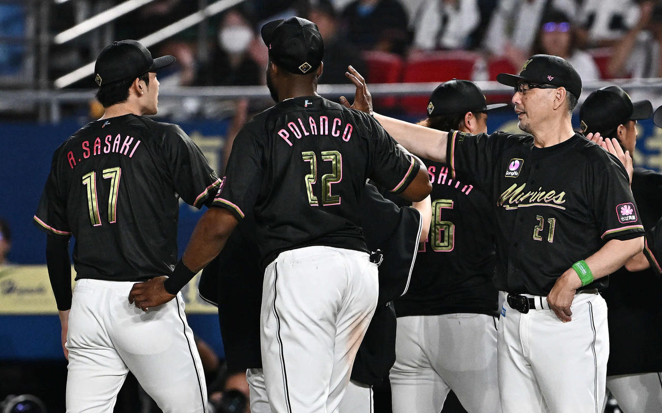 ロッテ対西武　勝利を飾りロッテ吉井監督（右）は佐々木（左）とタッチをかわす（撮影・滝沢徹郎）