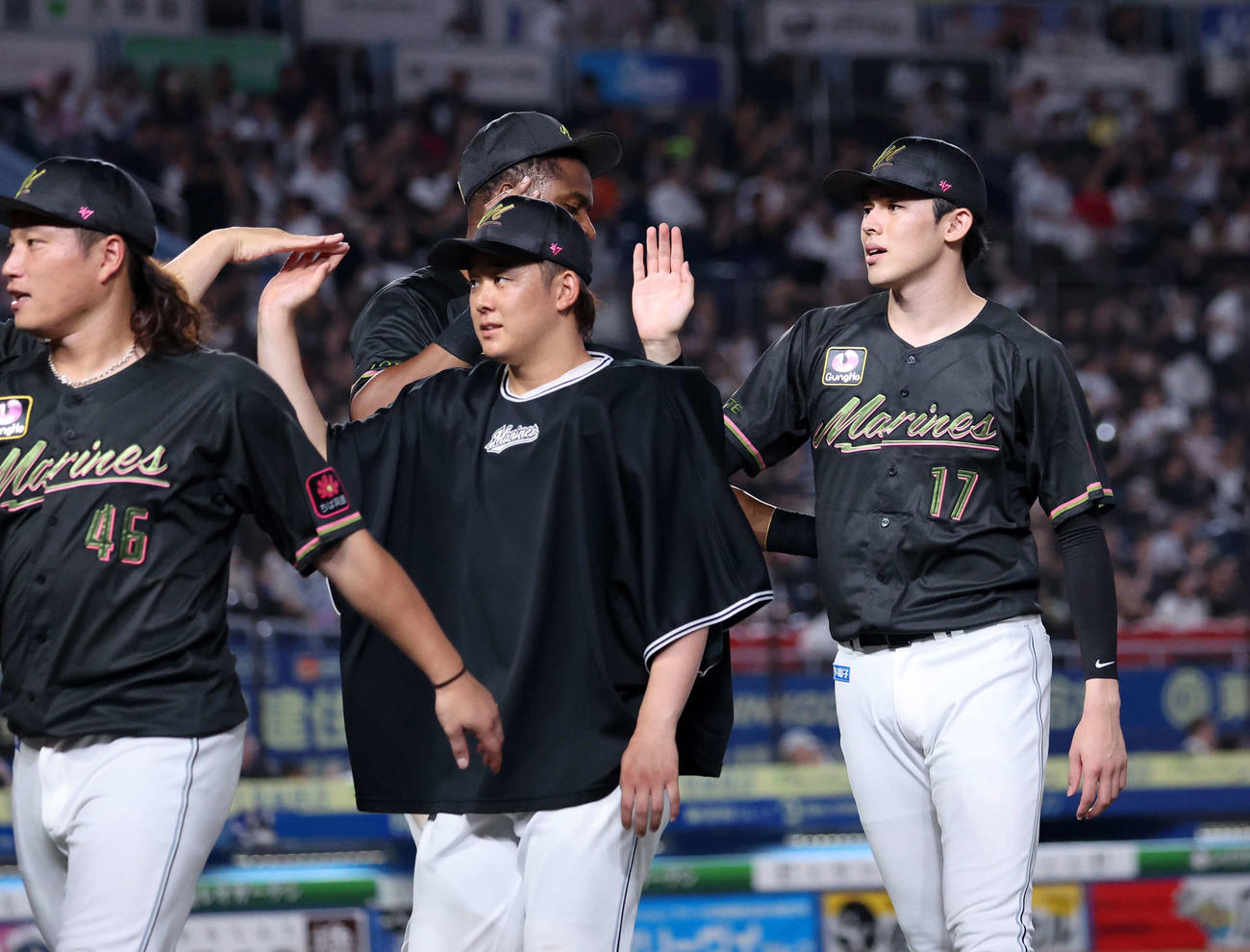 ロッテ対西武　勝利しタッチするロッテ佐々木（右）（撮影・鈴木正人）