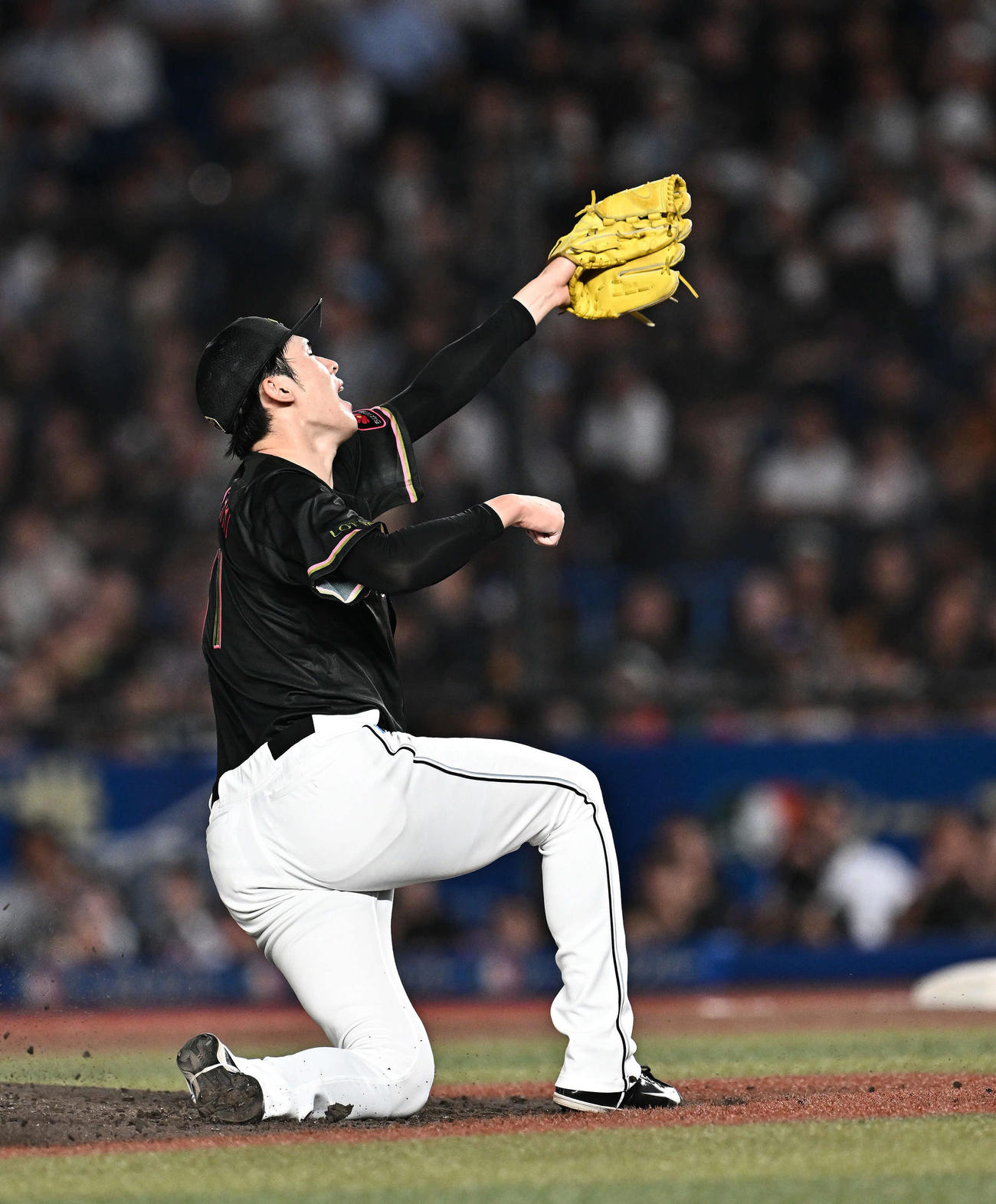 ロッテ対西武　5回表西武2死二塁、佐々木は鈴木の打球に反応するも捕れず中前適時打を許す（撮影・滝沢徹郎）