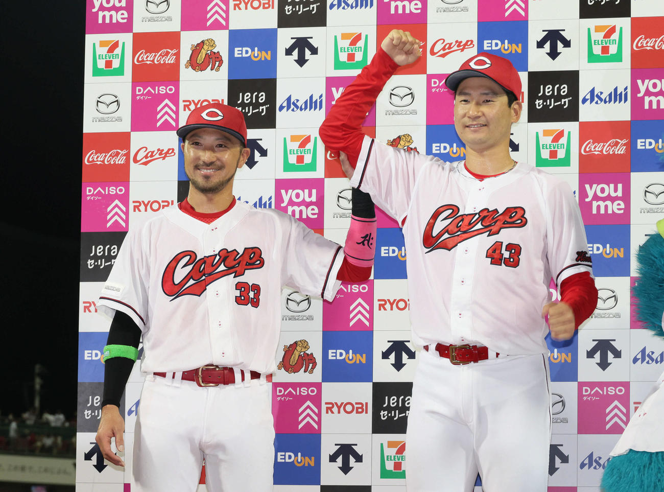 広島対DeNA　お立ち台でポーズを決める菊池（左）と島内（撮影・加藤孝規）