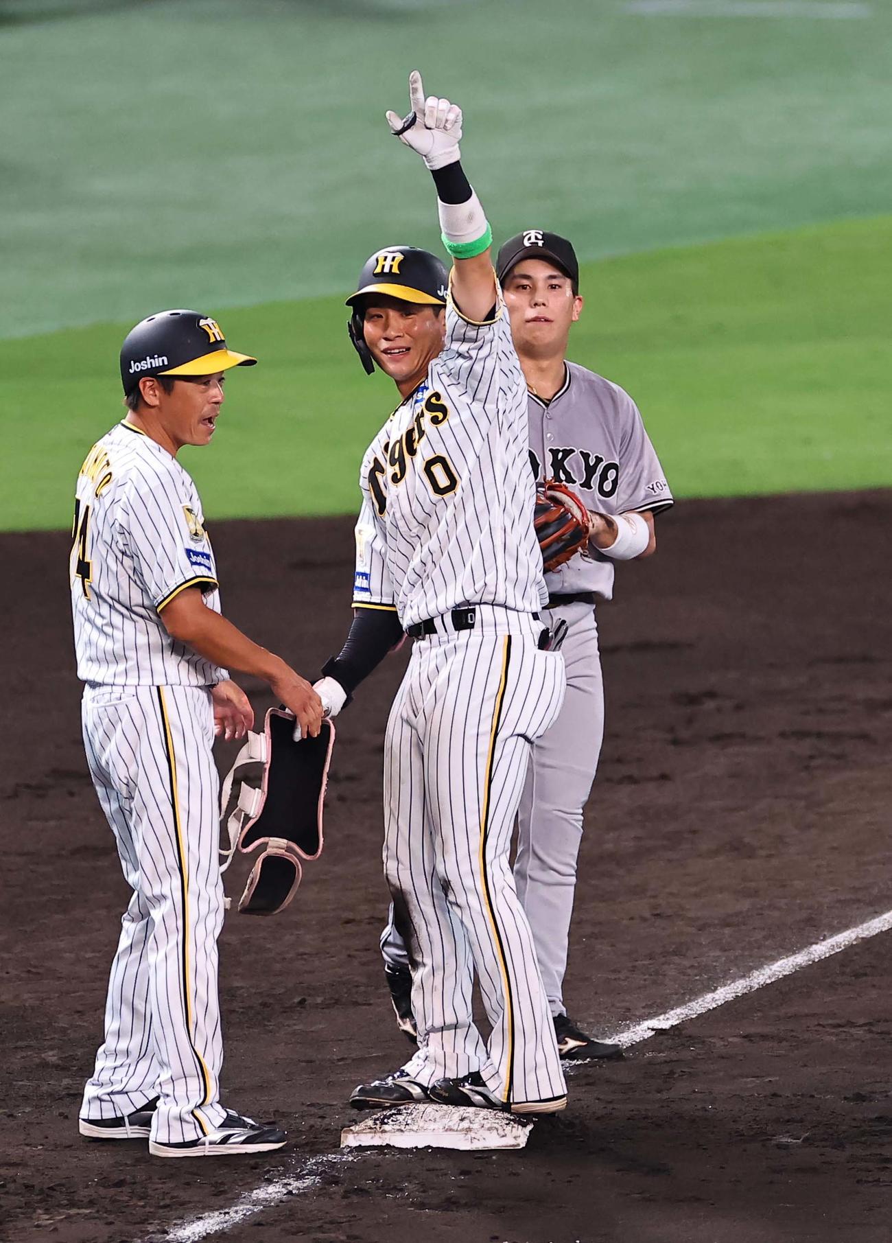 阪神対巨人　5回裏阪神2死一、三塁、木浪は2点適時三塁打を放つ（撮影・上田博志）
