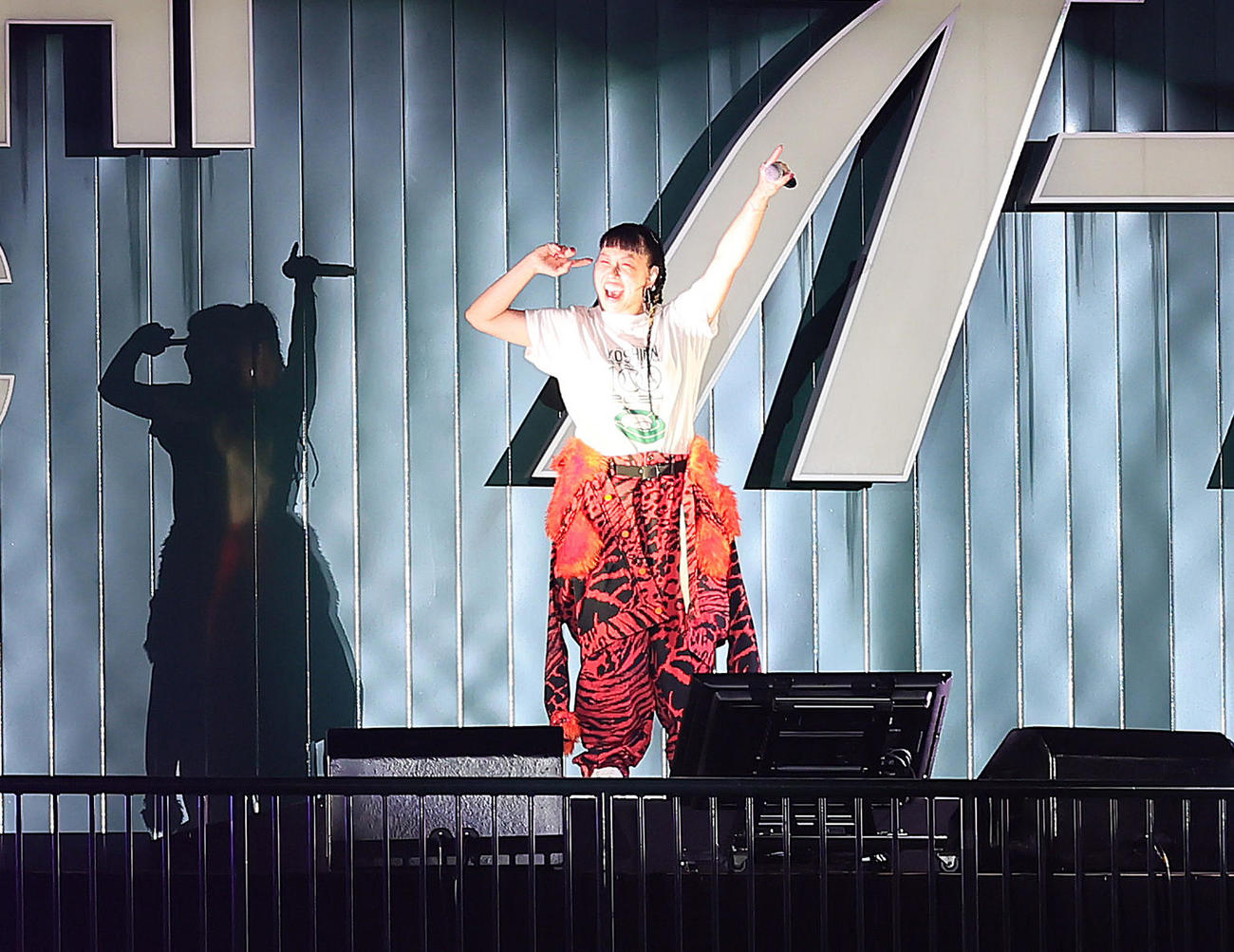 阪神対巨人　バックスクリーンでスペシャルライブを行うAI（撮影・足立雅史）
