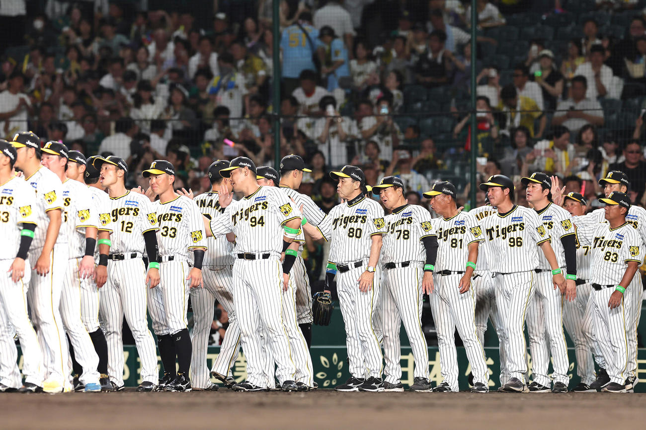 阪神対巨人　甲子園球場100周年のメモリアルゲームを勝利で飾りタッチを交わす阪神岡田監督（中央）（撮影・足立雅史）