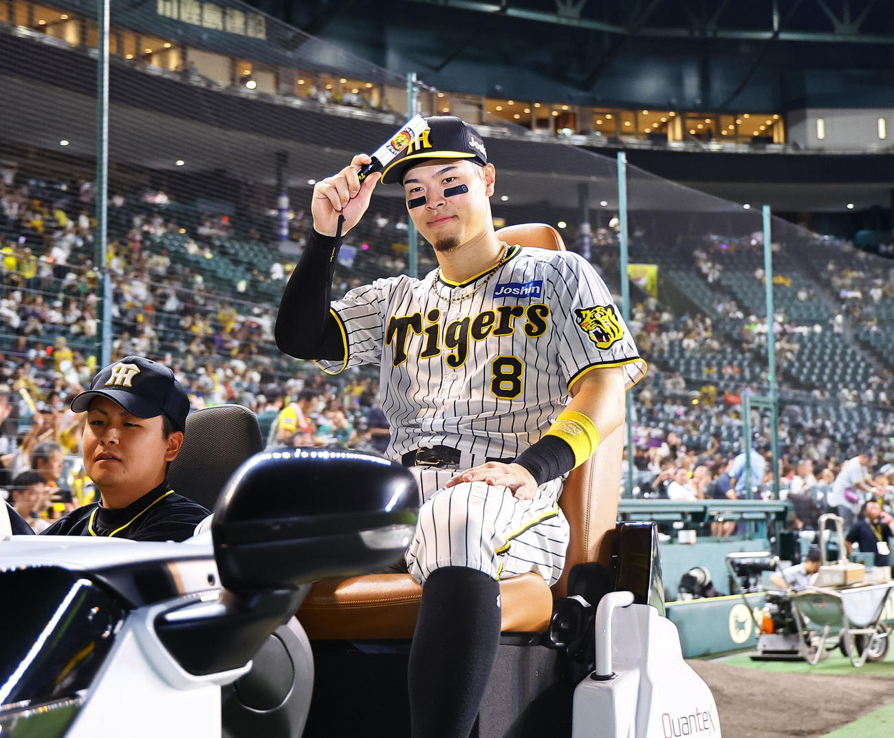 阪神対巨人　リリーフカーに乗って、手を振る阪神佐藤輝（撮影・藤尾明華）
