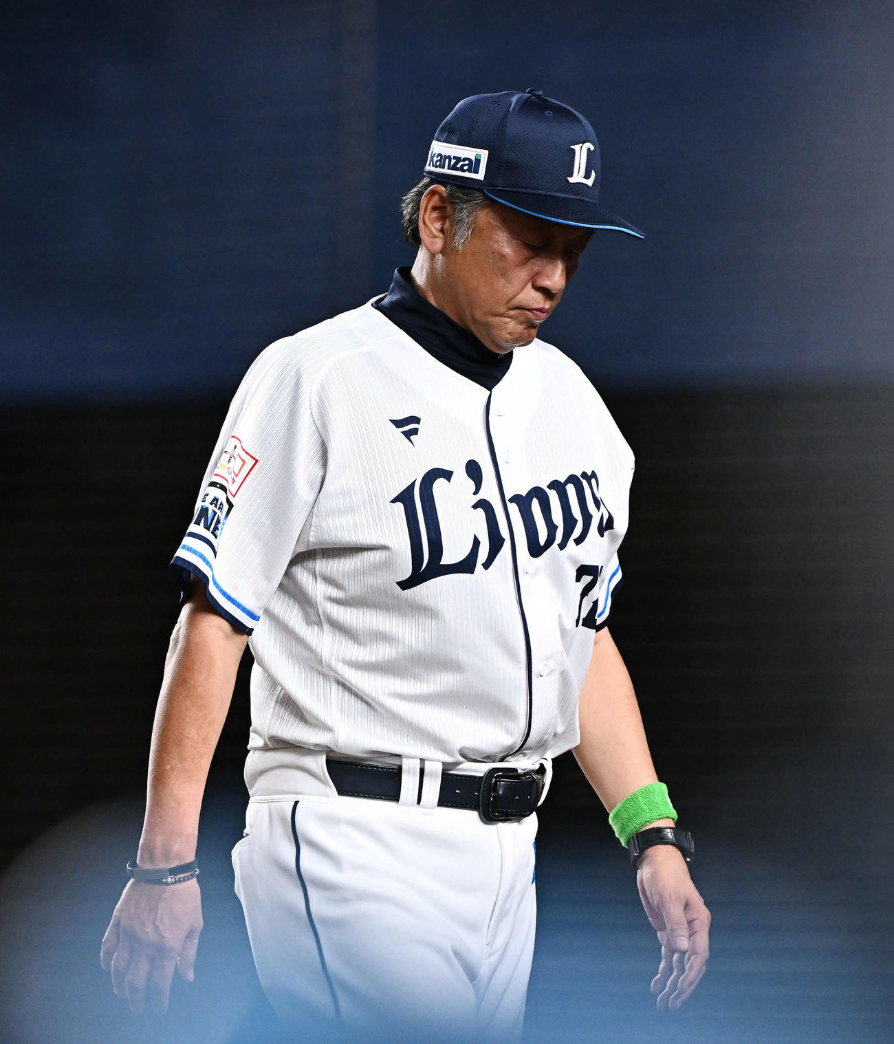 ロッテ対西武　交代を告げ引き揚げる西武渡辺GM兼監督代行（撮影・滝沢徹郎）