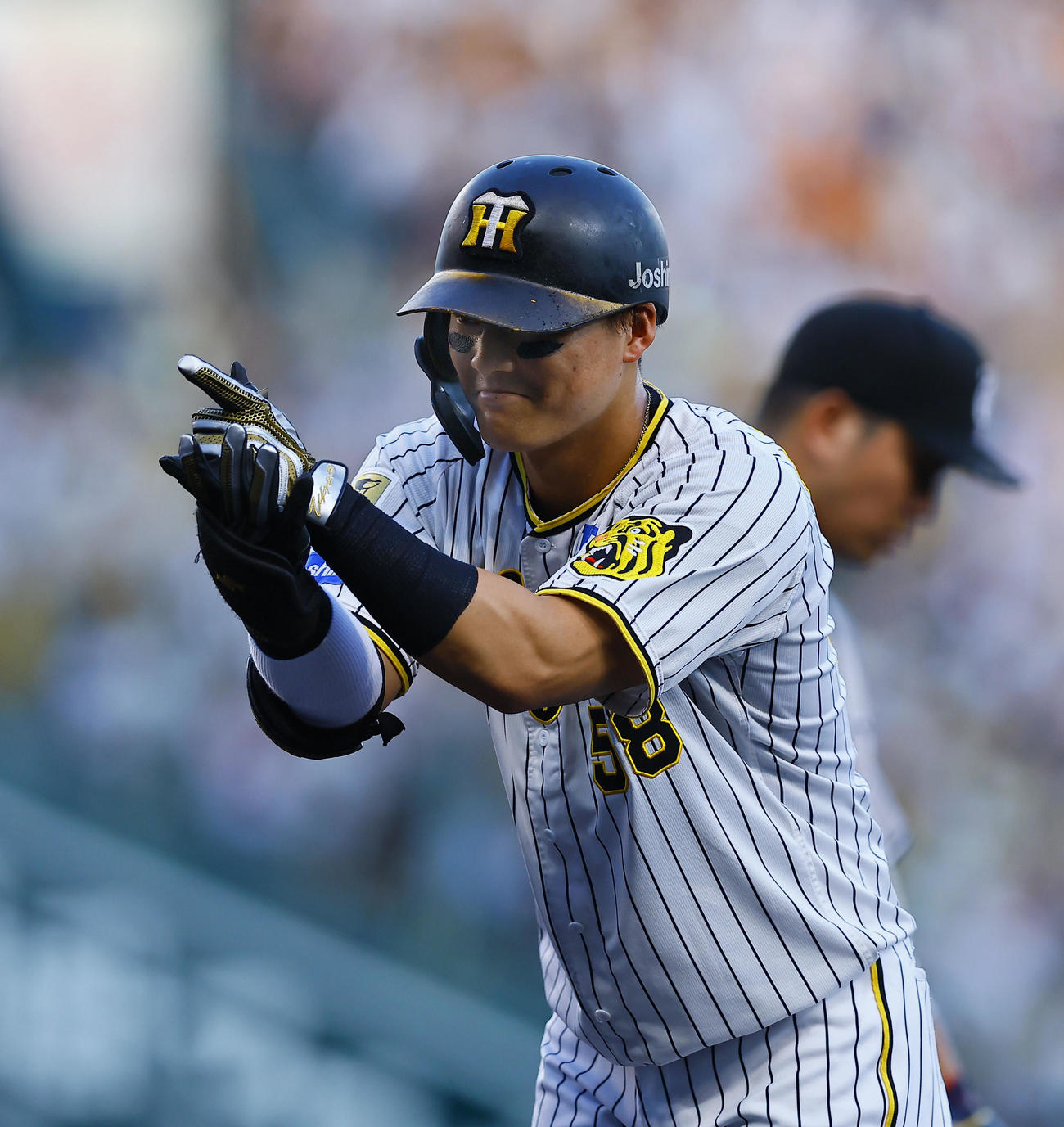 阪神対巨人　1回裏阪神2死満塁、前川は右前に2点適時打を放ポーズをとる（撮影・藤尾明華）