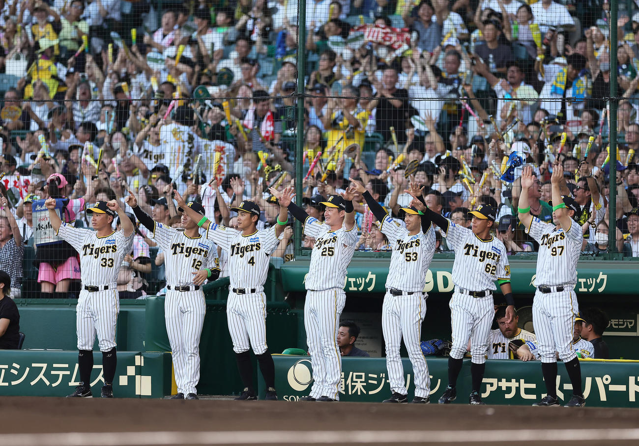 阪神対巨人　1回裏阪神2死満塁、前川の右前2点適時打に「カモメポーズ」で応えるナイン（撮影・足立雅史）