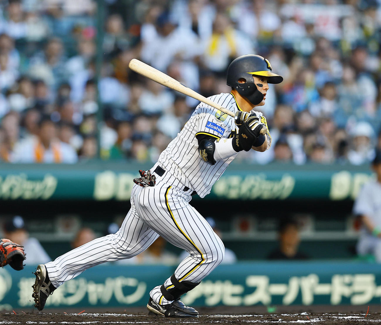 阪神対巨人　1回裏阪神2死満塁、前川は右前に2点適時打を放つ（撮影・藤尾明華）