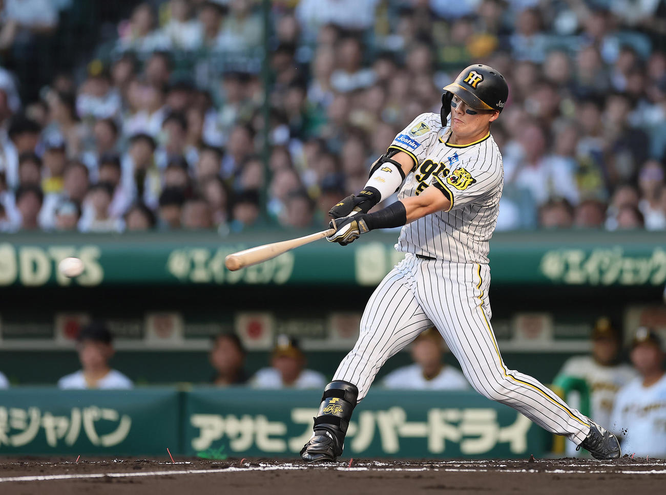 阪神対巨人　1回裏阪神2死満塁、前川は右前2点適時打を放つ（撮影・足立雅史）