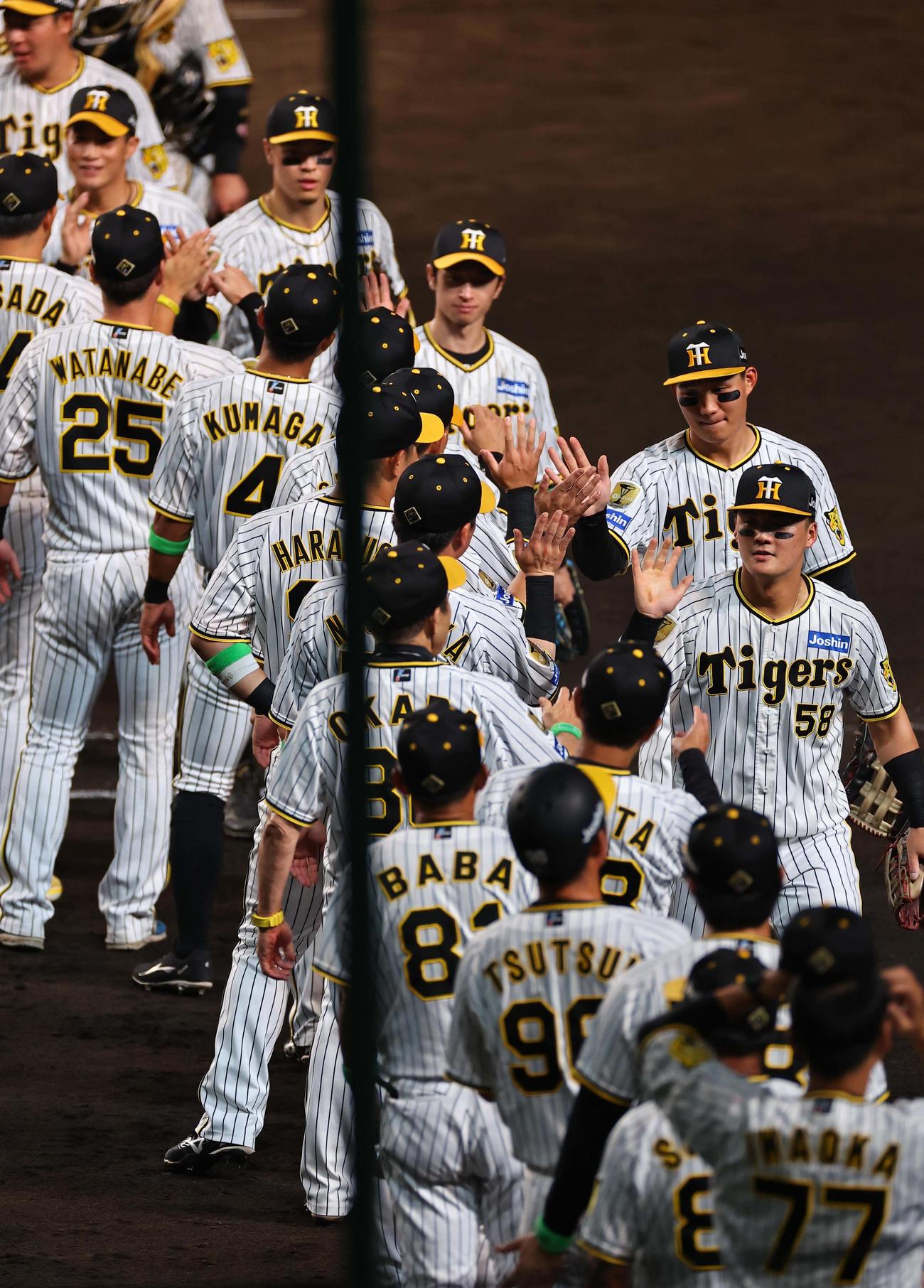 阪神対巨人　巨人に勝利しハイタッチして喜ぶ前川（右）ら阪神ナイン（撮影・上田博志）