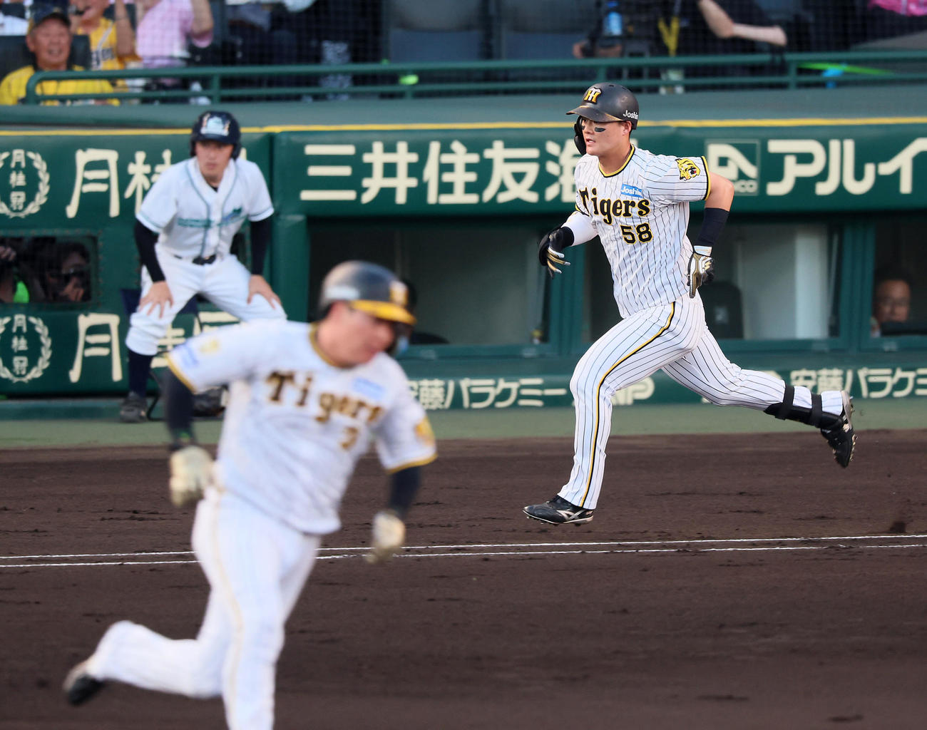 阪神対巨人　1回裏阪神2死満塁、前川は右2点適時打を放つ（撮影・加藤哉）