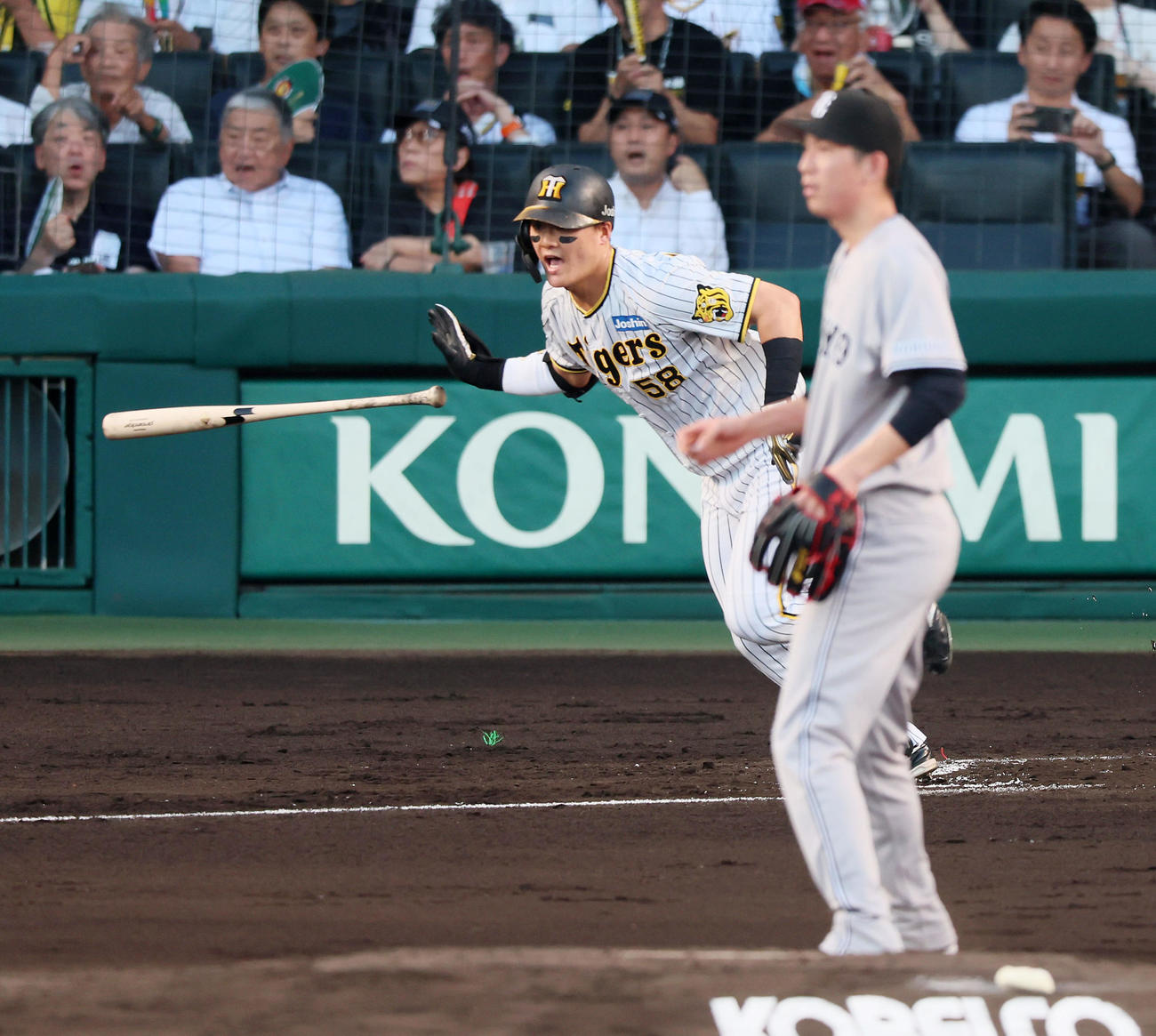 阪神対巨人　1回裏阪神2死満塁、前川は右2点適時打を放つ。投手戸郷（撮影・加藤哉）