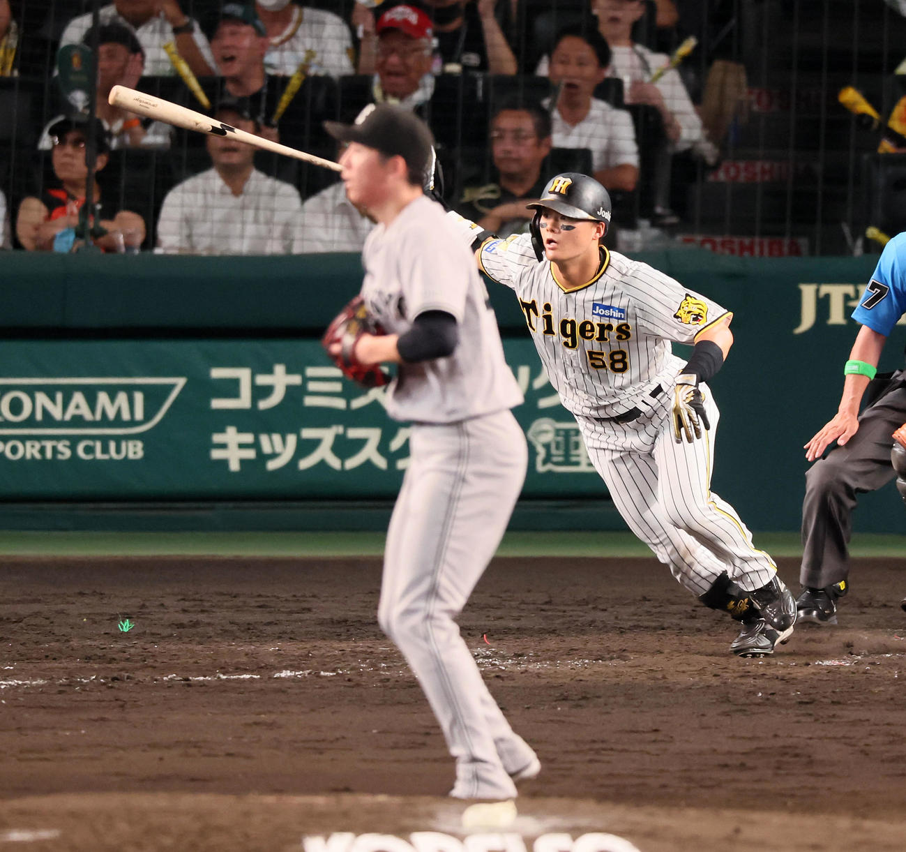 阪神対巨人　5回裏阪神2死一、二塁、前川は適時右前打を放つ。投手戸郷（撮影・加藤哉）