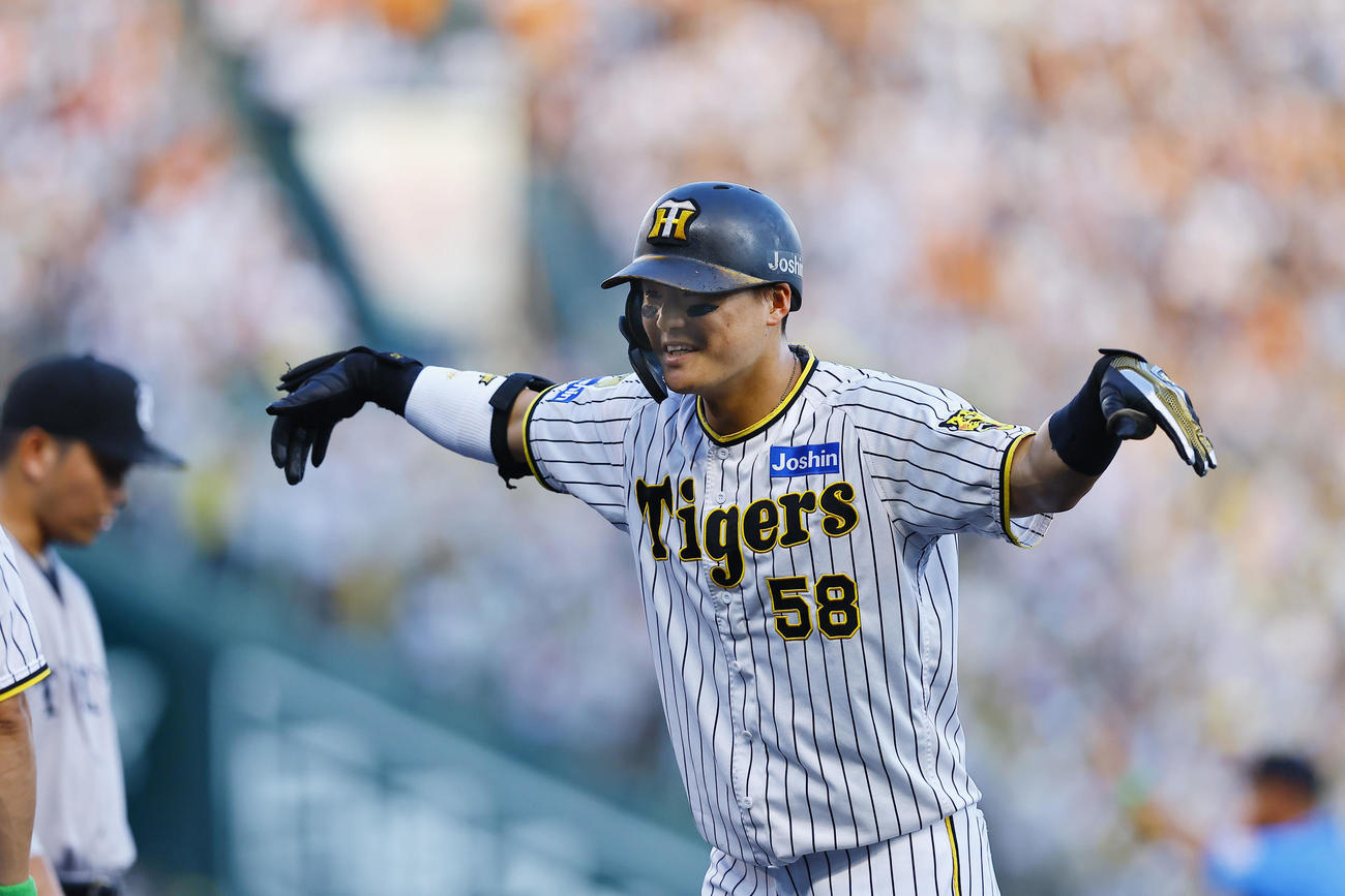 阪神対巨人　1回裏阪神2死満塁、前川は右前に2点適時打を放ポーズをとる（撮影・藤尾明華）