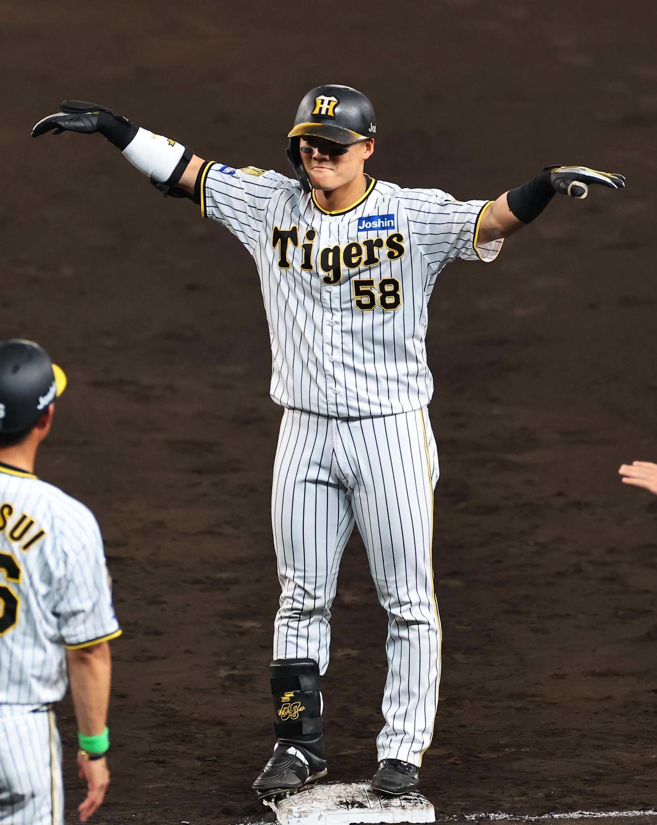 阪神対巨人　5回裏阪神2死一、二塁、適時打を放った前川はポーズを決める（撮影・上田博志）