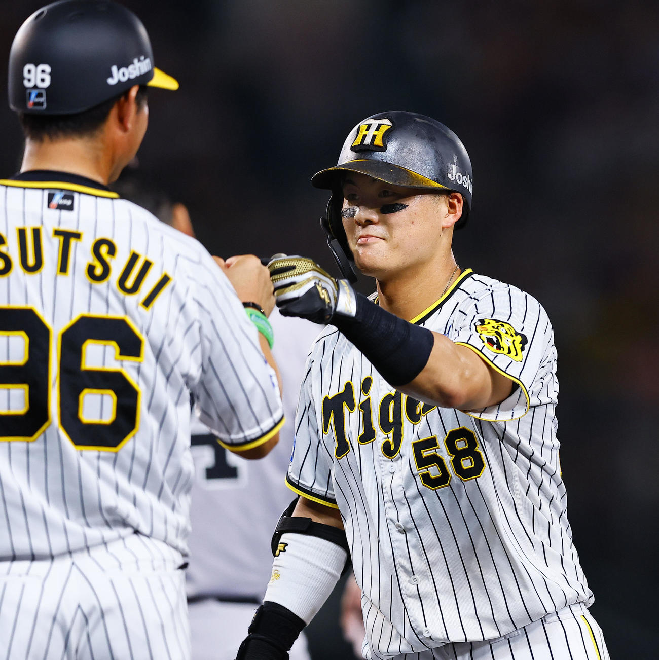 阪神対巨人　6回裏阪神2死一、三塁、前川は中前に適時打を放ちタッチを交わす（撮影・藤尾明華）
