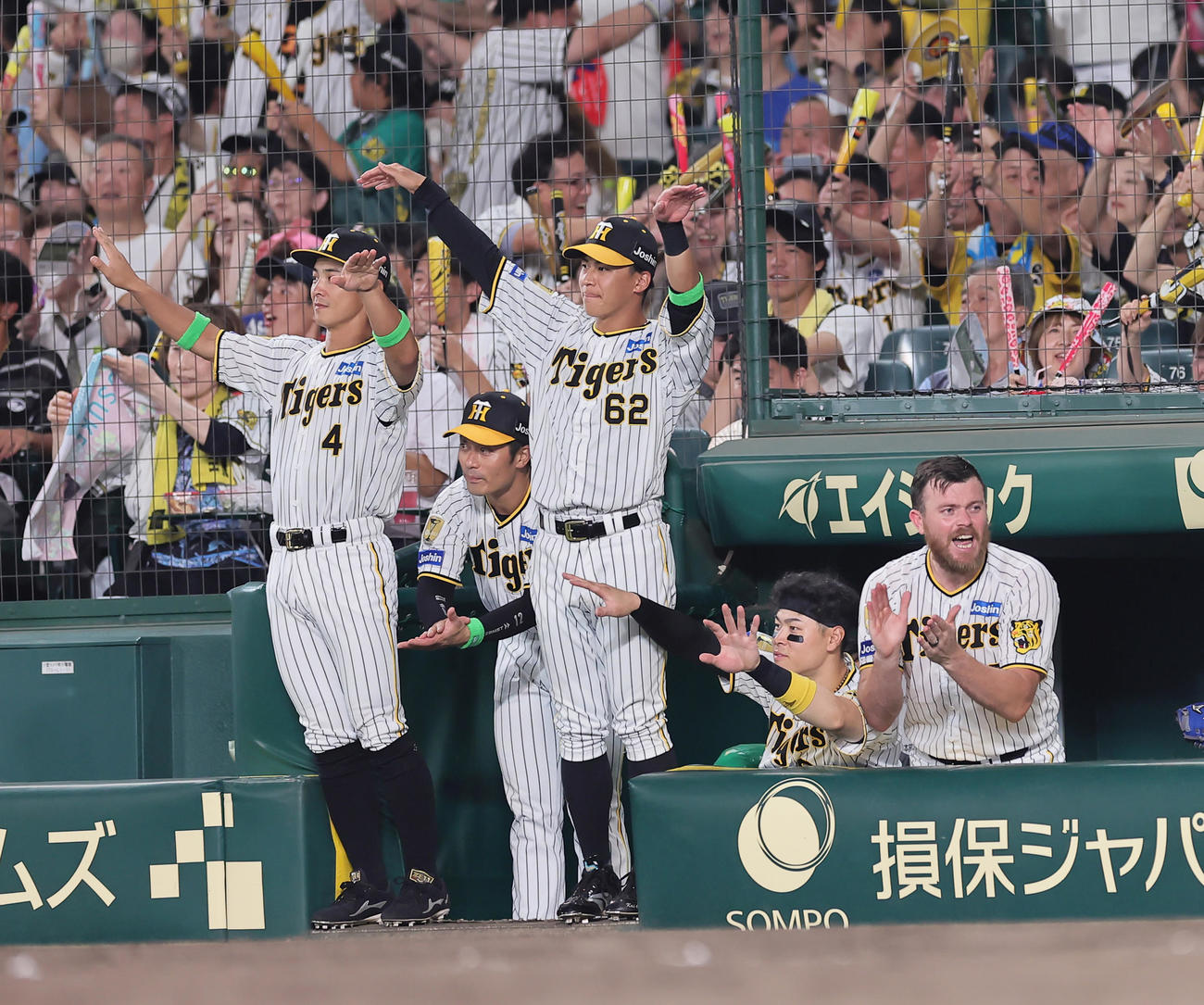 阪神対巨人　6回裏阪神2死一、三塁、前川の中前適時打に「カモメポーズ」のベンチ。右端はビーズリー（撮影・足立雅史）