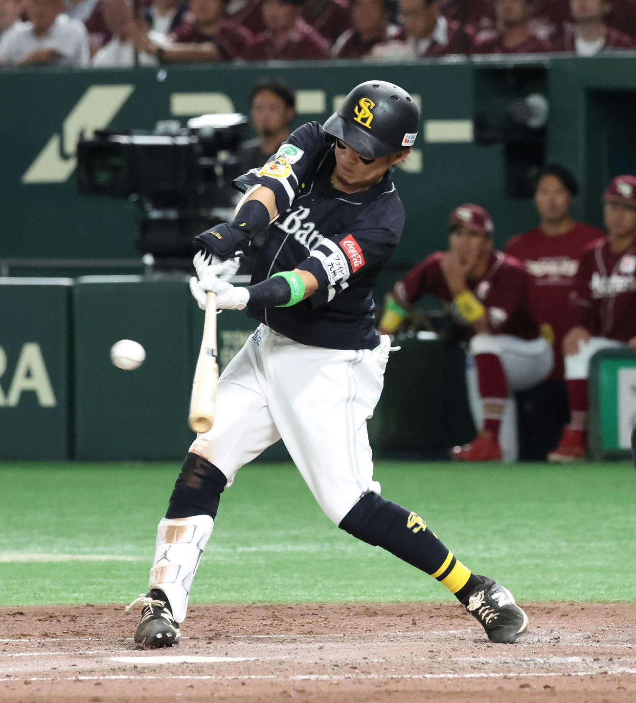 楽天対ソフトバンク　4回表ソフトバンク2死二塁、牧原大は適時二塁打を放つ（撮影・丹羽敏通）