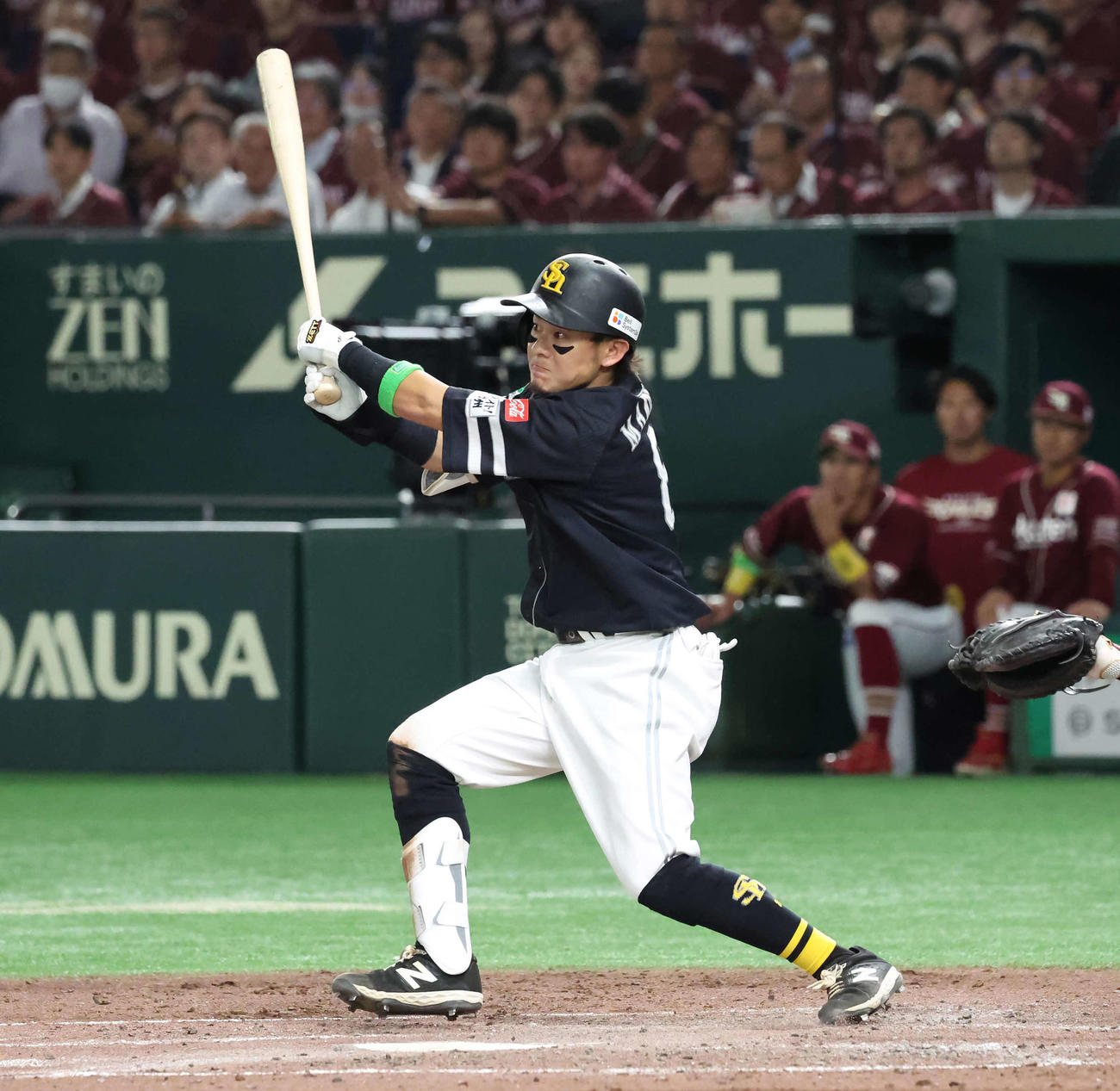 楽天対ソフトバンク　4回表ソフトバンク2死二塁、牧原大は適時二塁打を放つ（撮影・丹羽敏通）