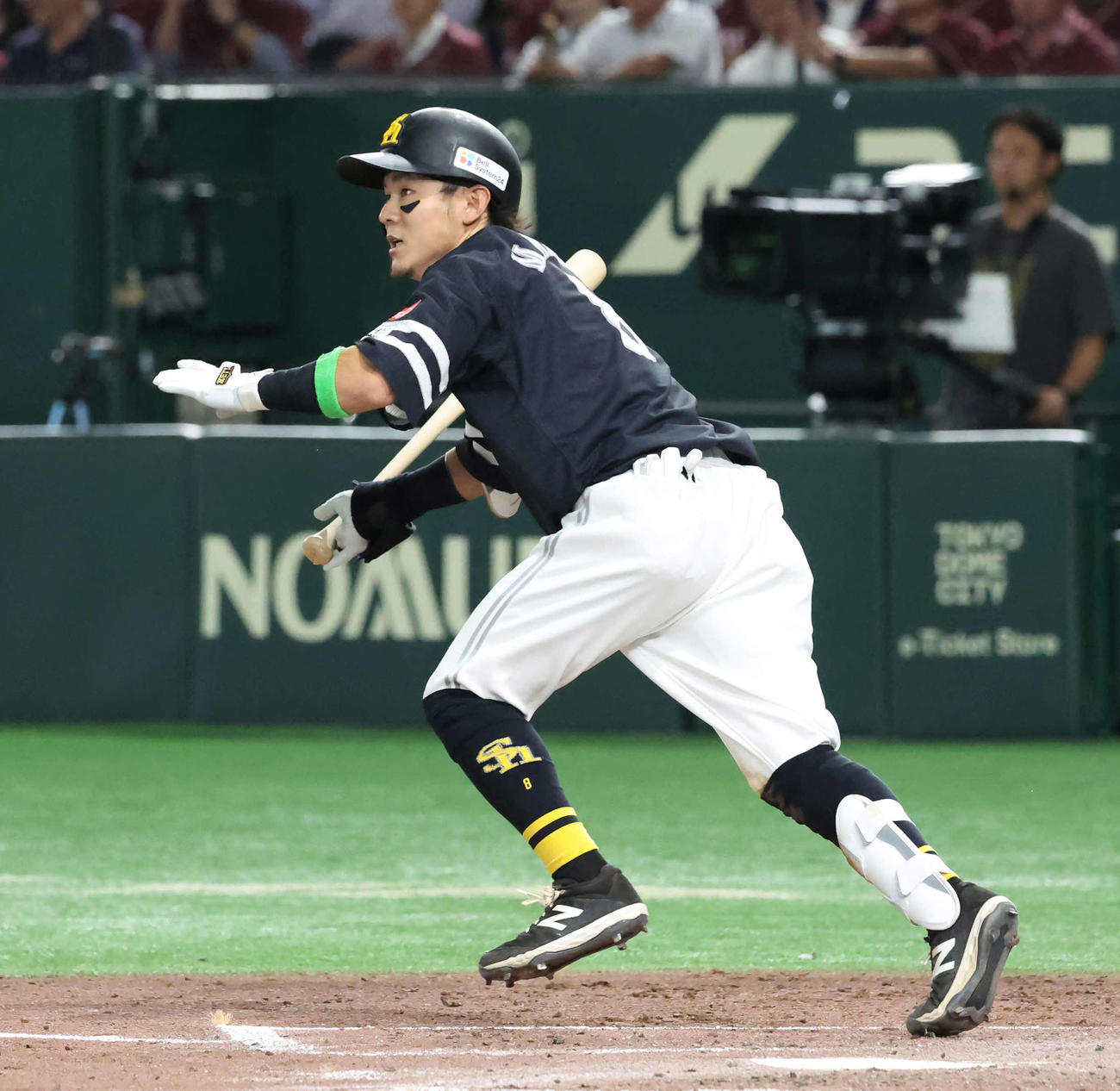 楽天対ソフトバンク　4回表ソフトバンク2死二塁、牧原大は適時二塁打を放つ（撮影・丹羽敏通）
