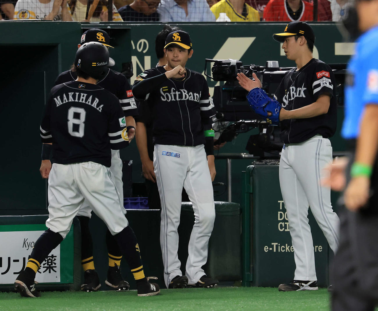 楽天対ソフトバンク　3回表ソフトバンク2死三塁、栗原の左適時二塁打で生還した牧原（左）を迎える大山（右）ら（撮影・浅見桂子）