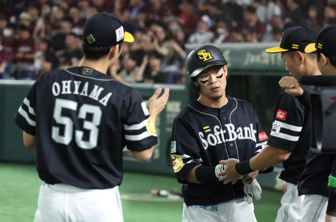 楽天対ソフトバンク　3回表ソフトバンク2死三塁、栗原の適時二塁打で生還した牧原大（撮影・丹羽敏通）