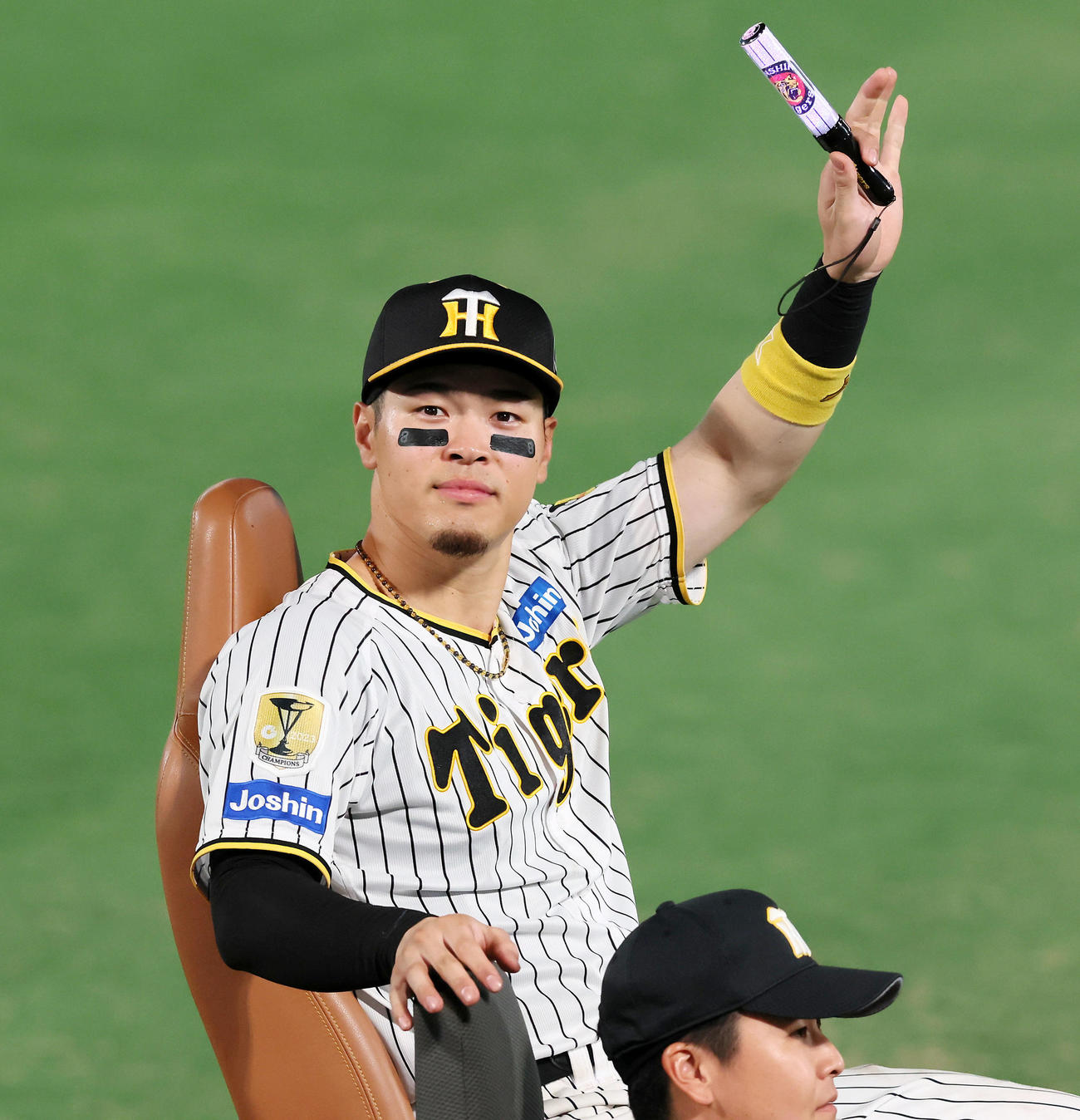 阪神対巨人　リリーフカーで場内1周する佐藤輝（撮影・加藤哉）