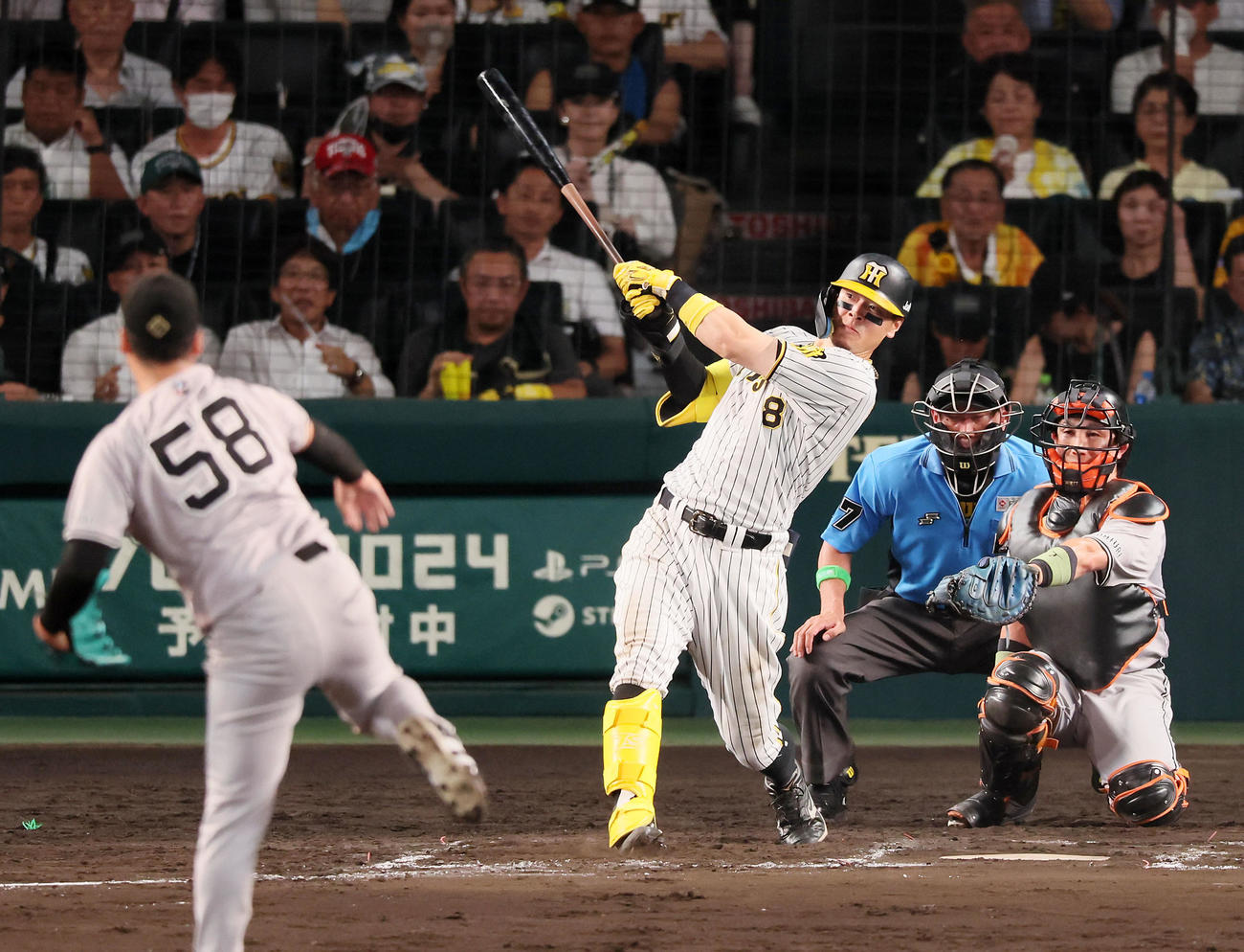 阪神対巨人　8回裏阪神1死、佐藤輝は右越えソロ本塁打を放つ。投手船迫（撮影・加藤哉）