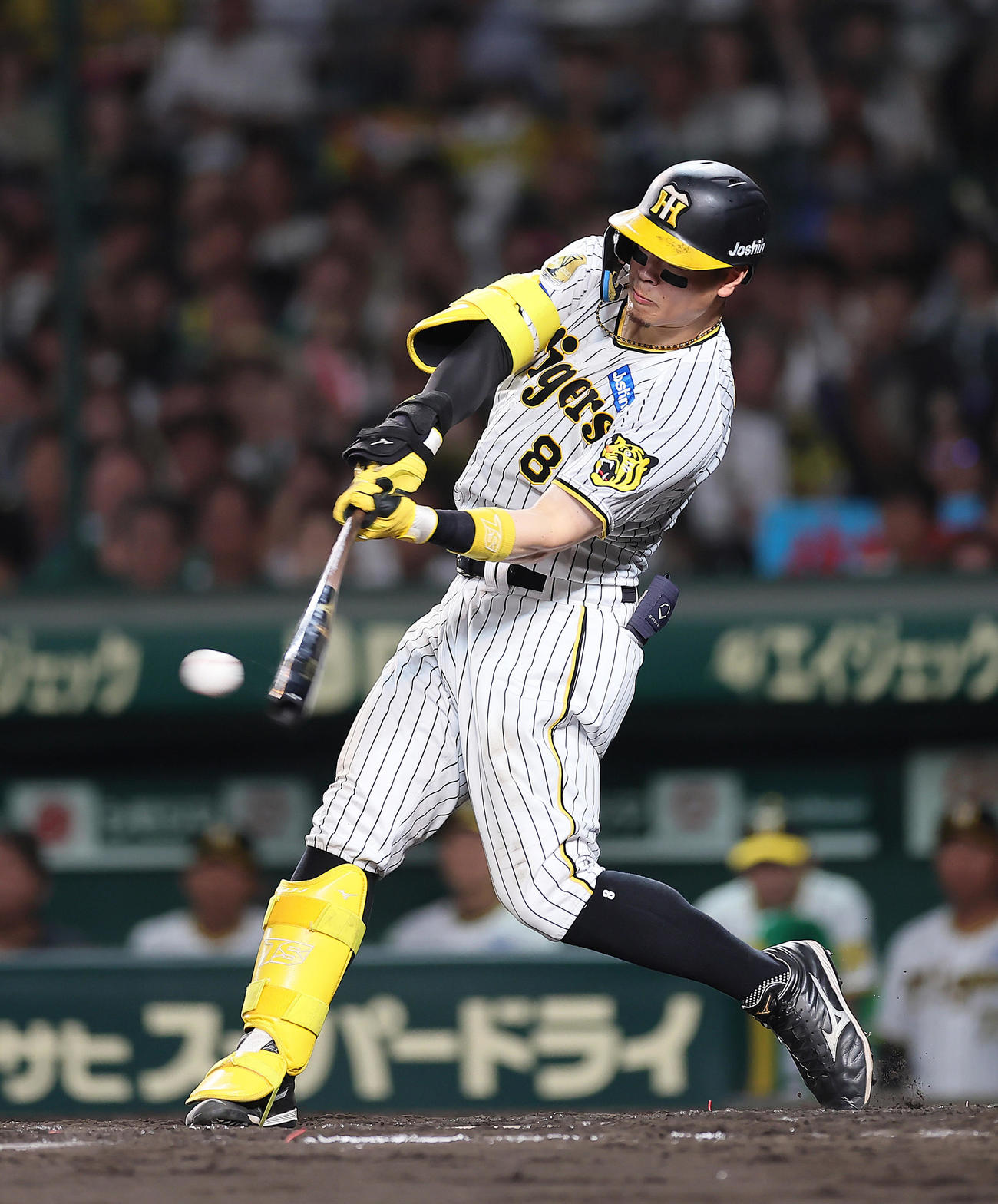 阪神対巨人　5回裏阪神2死、佐藤輝は右前打を放つ（撮影・足立雅史）