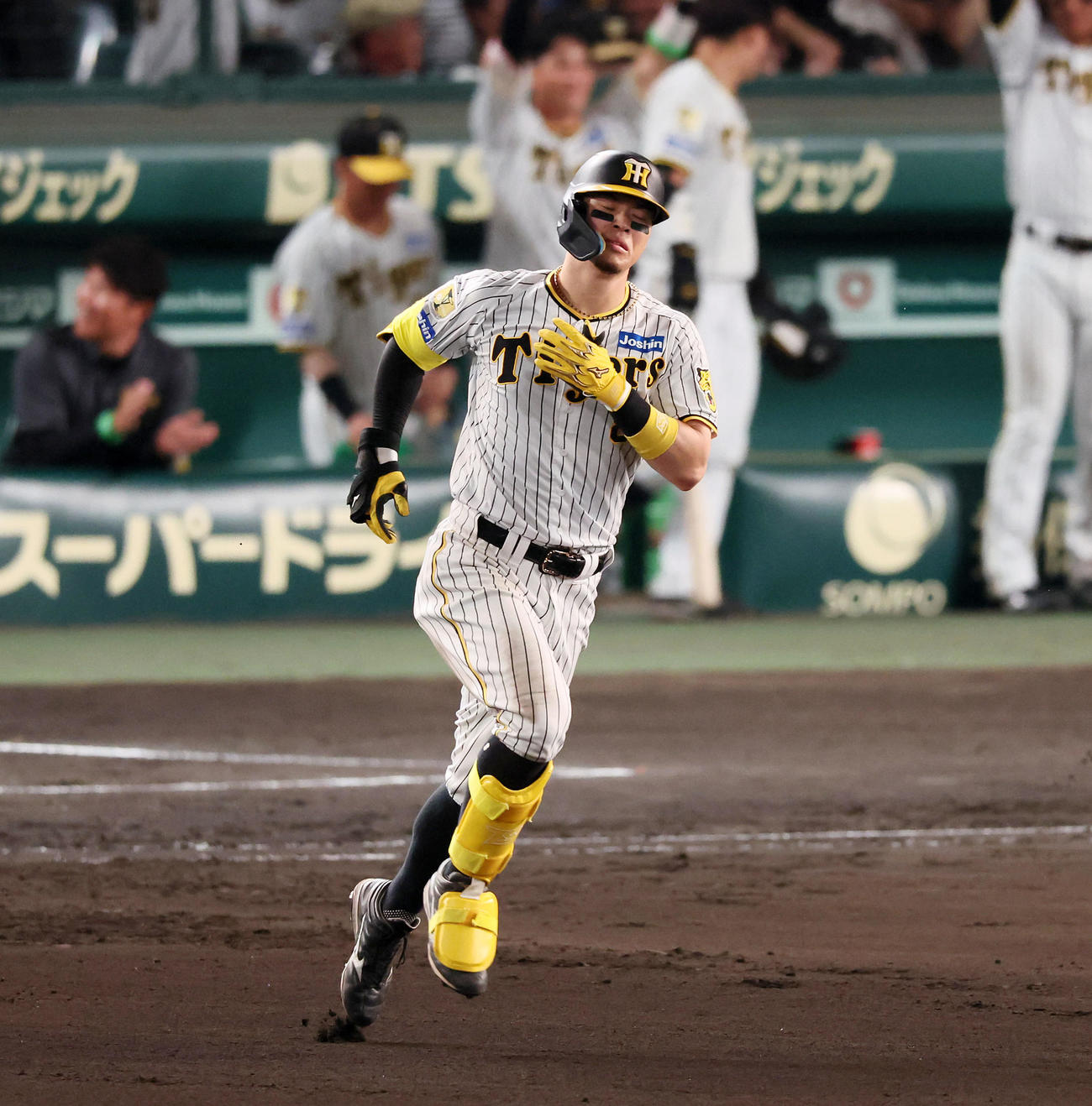 阪神対巨人　8回裏阪神1死、佐藤輝は右越えソロ本塁打を放ちダイヤモンドを1周する（撮影・加藤哉）