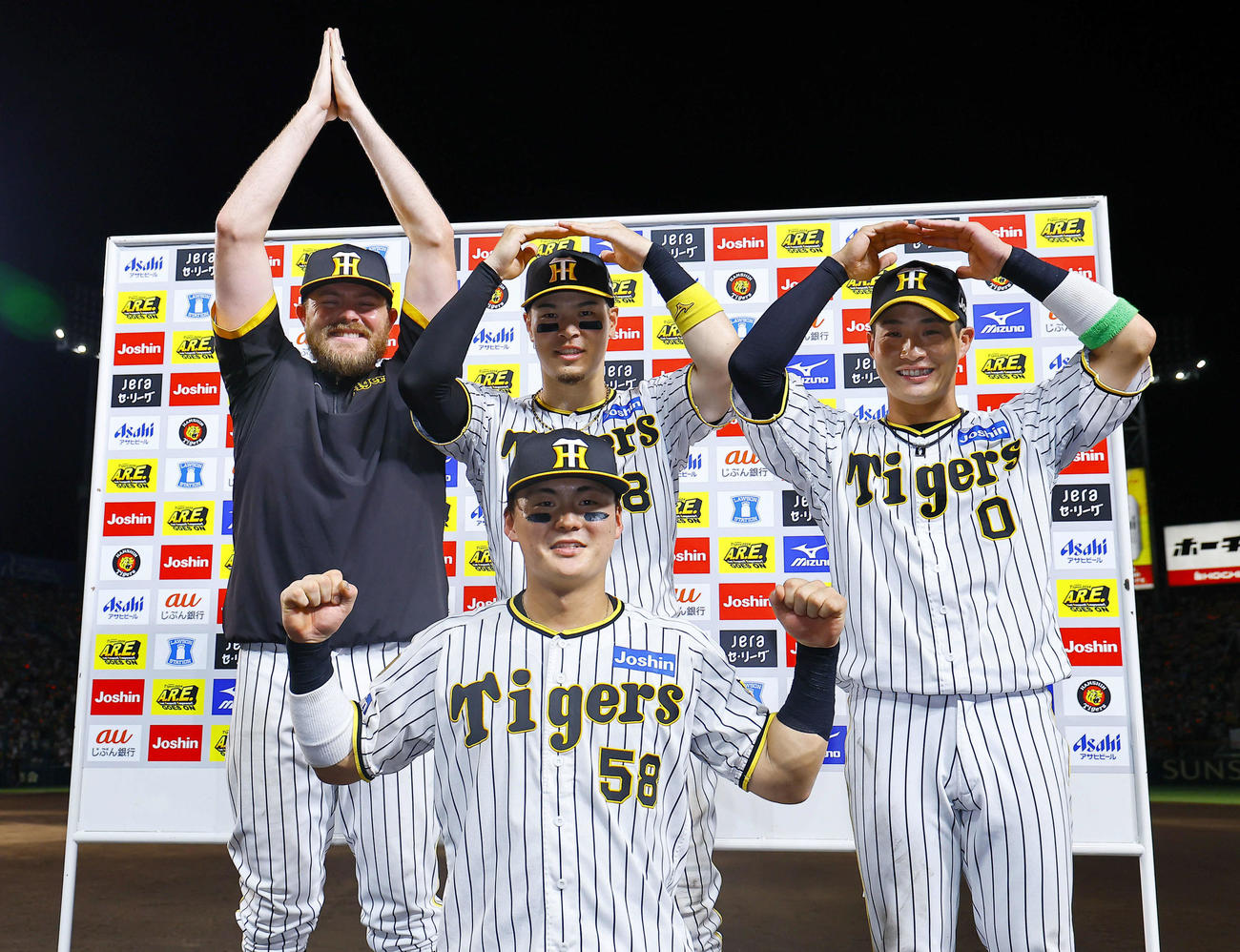 阪神対巨人　100周年の「100」を作る、左から阪神ビーズリー、佐藤輝、木浪とガッツポーズをする前川（手前）（撮影・藤尾明華）