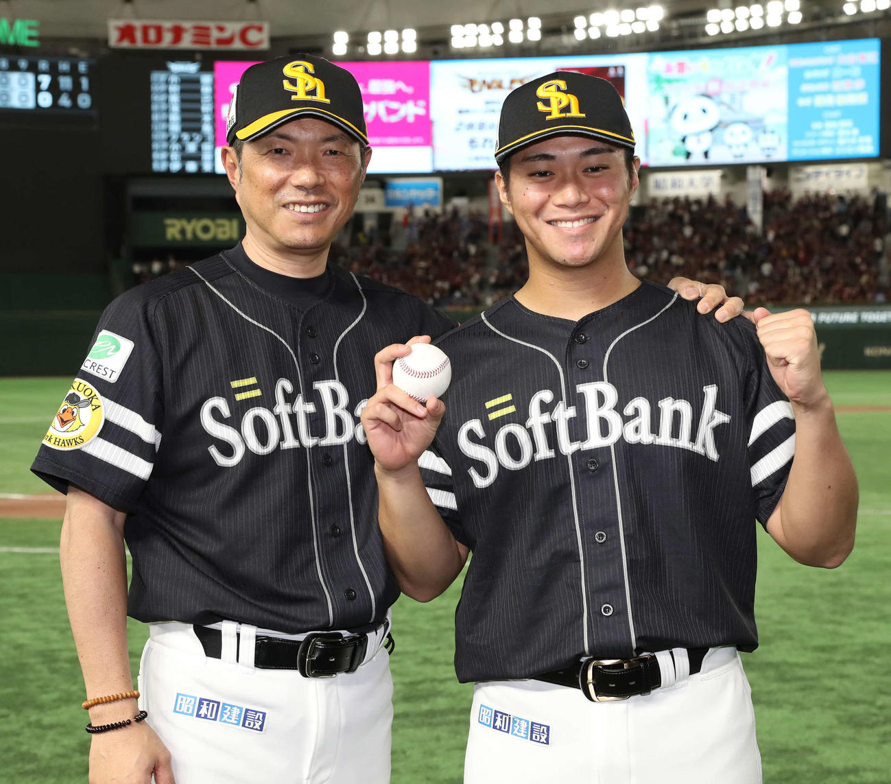 楽天対ソフトバンク　プロ初勝利を挙げて小久保監督（左）と写真に納まる沢柳（撮影・丹羽敏通）