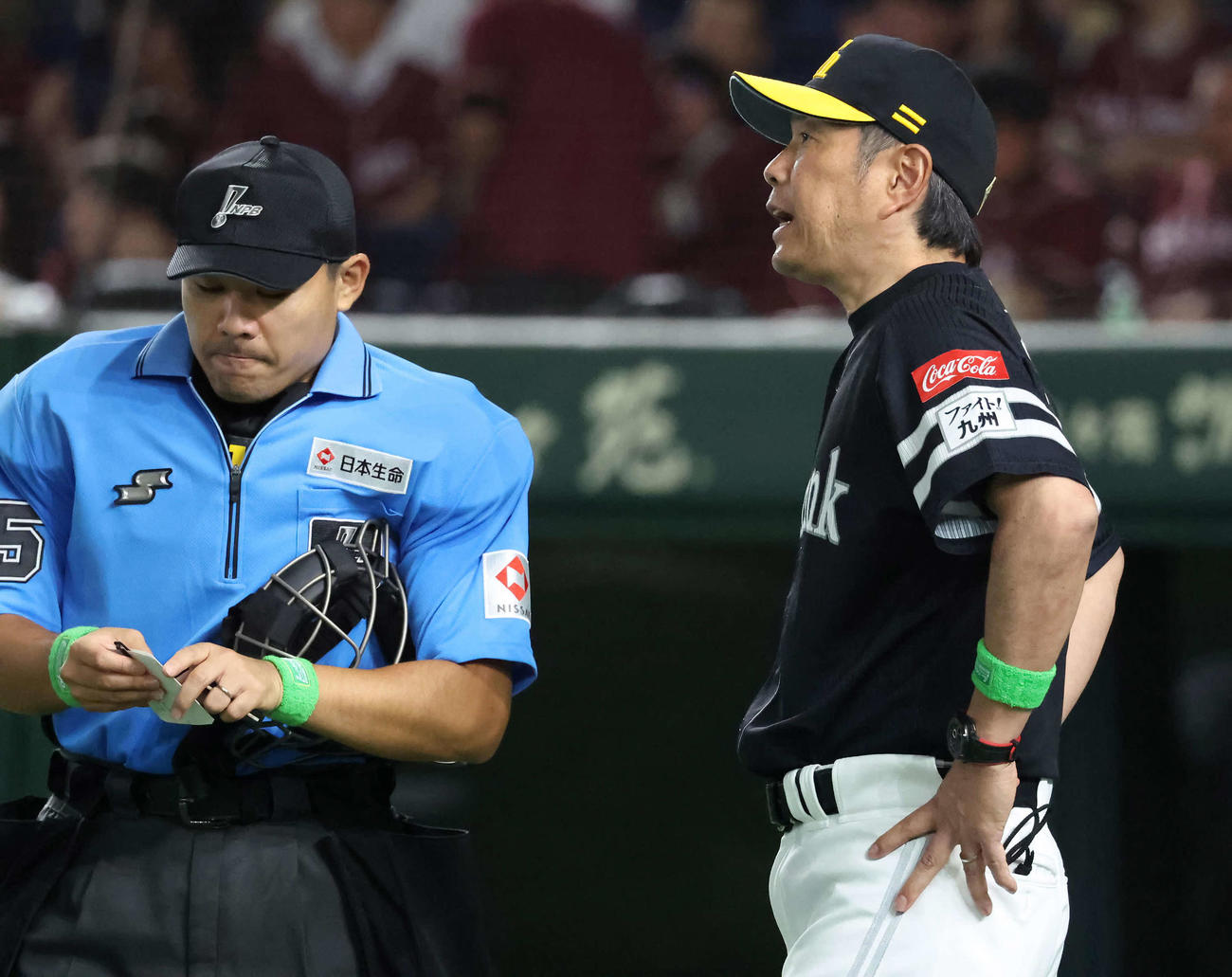 楽天対ソフトバンク　8回、選手の交代を告げるソフトバンク小久保監督（撮影・丹羽敏通）
